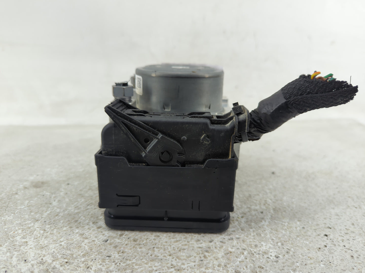 2019-2020 Ford Edge ABS Pump Control Module Replacement P/N:P2GC-2B373-BA Fits Fits 2019 2020 OEM Used Auto Parts - Oemuseda