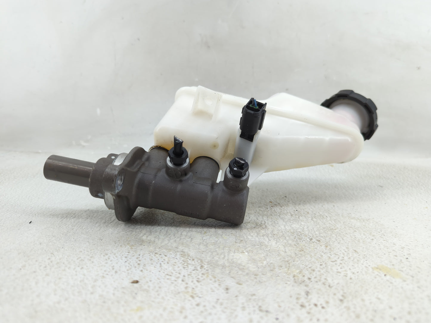 2023 Hyundai Elantra Brake Master Cylinder 1277859 - Oemusedautoparts1.com