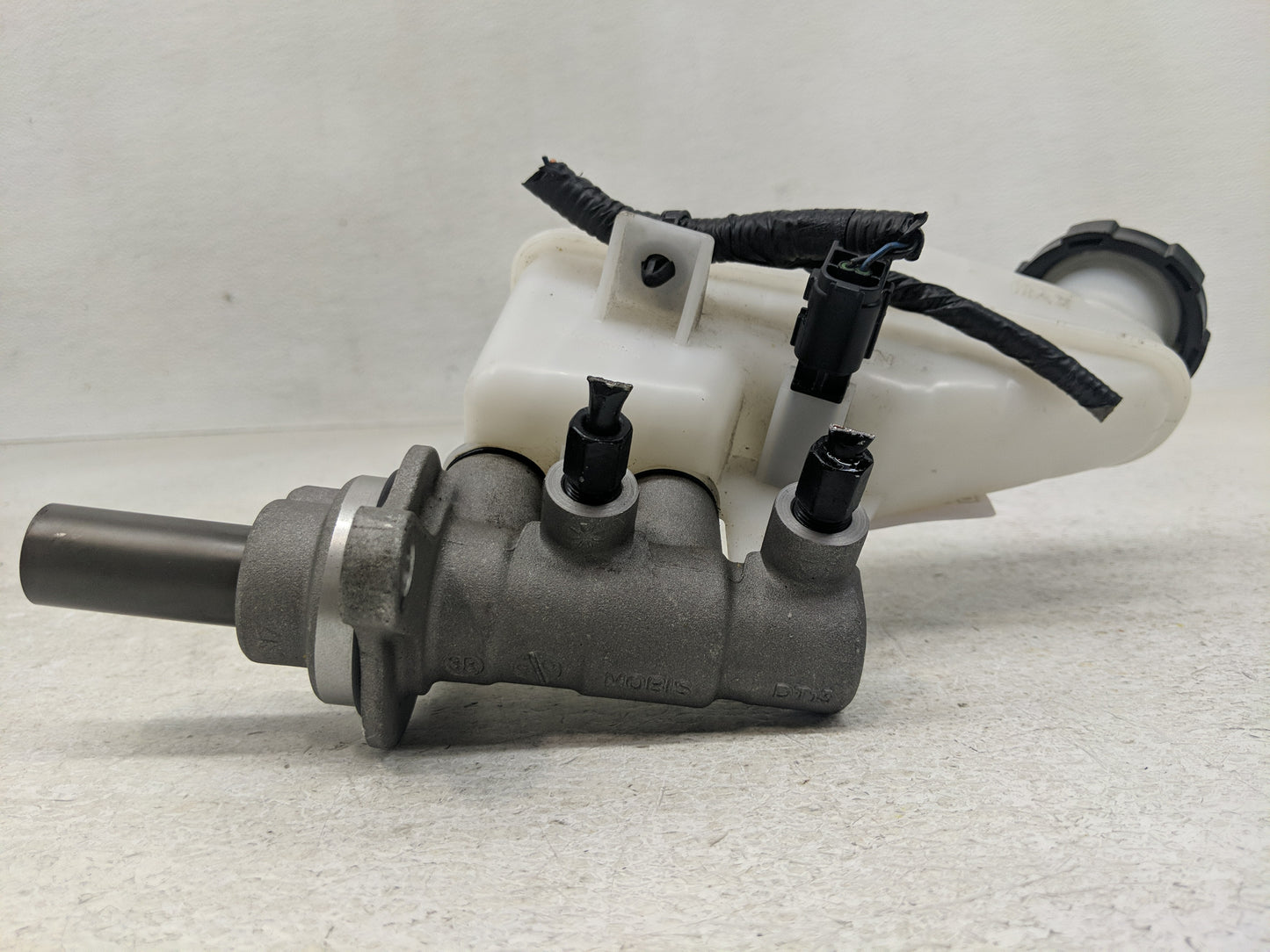 2023 Hyundai Elantra Brake Master Cylinder 1302303 - Oemusedautoparts1.com