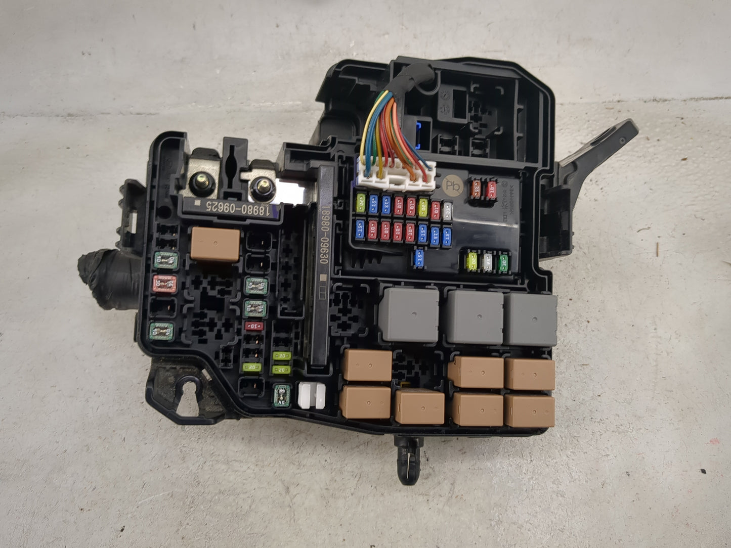 2021-2022 Hyundai Elantra Fusebox Fuse Box Panel Relay Module P/N:18980-09625 18980-09630, 91230-AA200AA Fits Fits 2021 2022