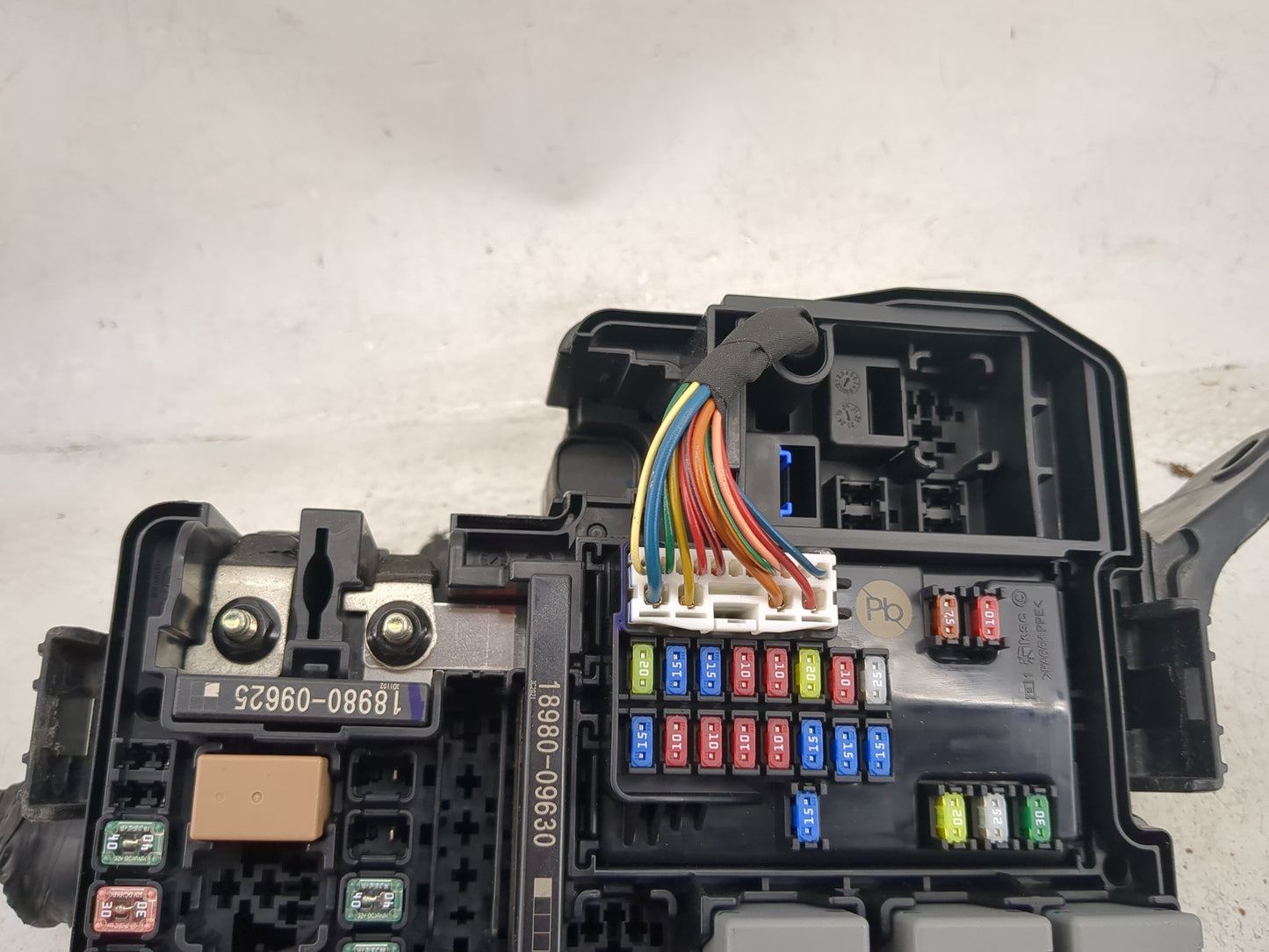2021-2022 Hyundai Elantra Fusebox Fuse Box Panel Relay Module P/N:18980-09625 18980-09630, 91230-AA200AA Fits Fits 2021 2022