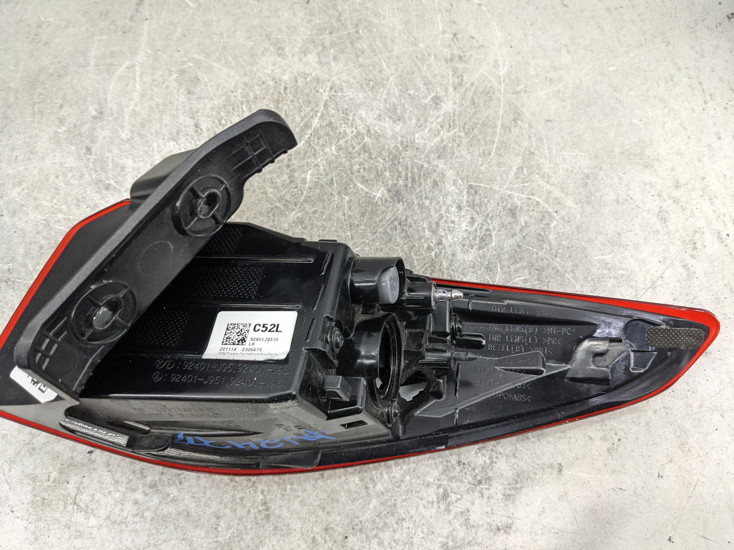 2022 Hyundai Kona Tail Light Assembly Driver Left OEM P/N:92401J9510 92401-J95, 92401-J96 Fits OEM Used Auto Parts - Oemused