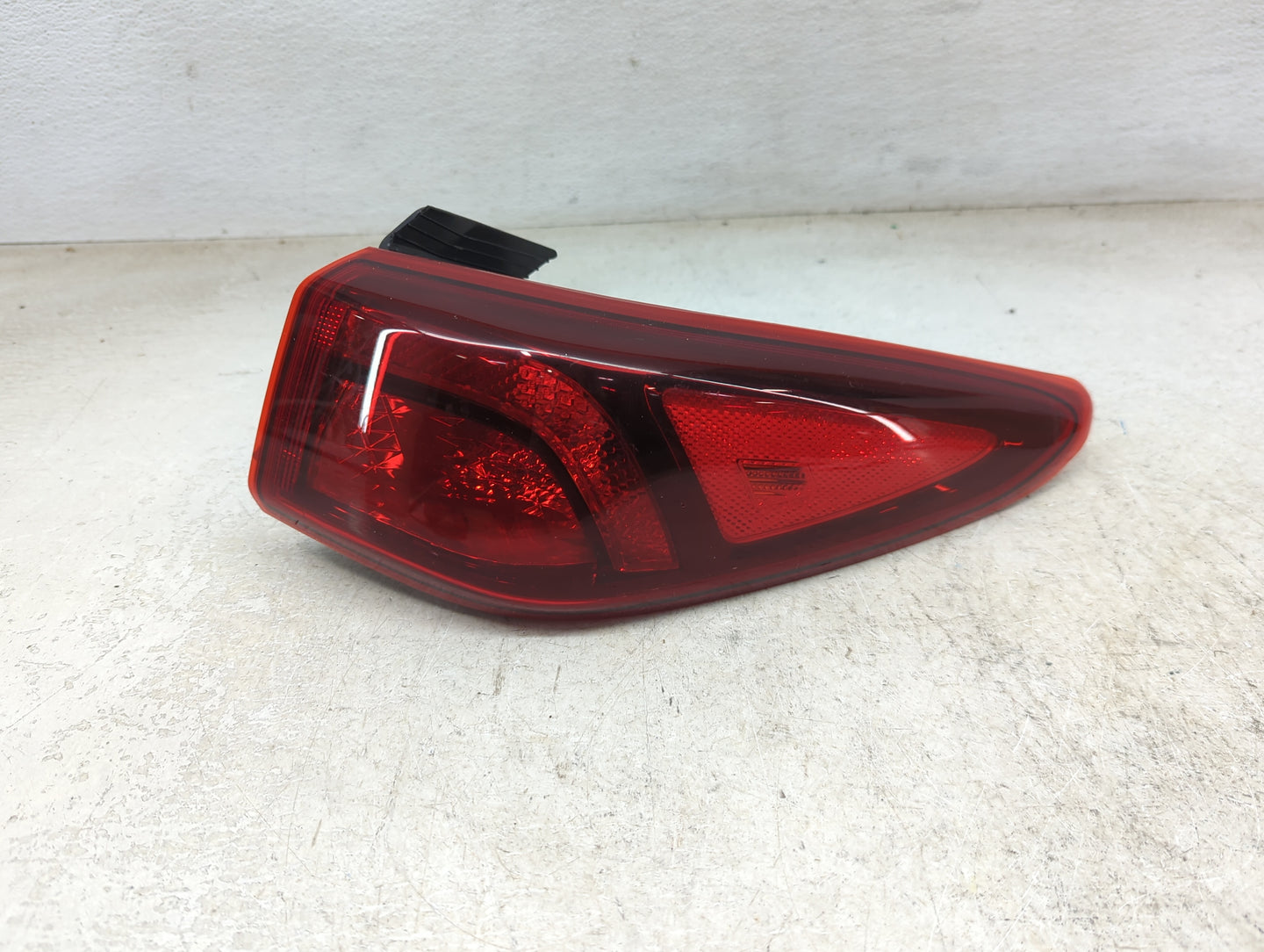 2022 Hyundai Kona Tail Light Assembly Passenger Right OEM P/N:92402J9510 92402-J95, 92402-J96, 92402-J951, 92402-J961 Fits O