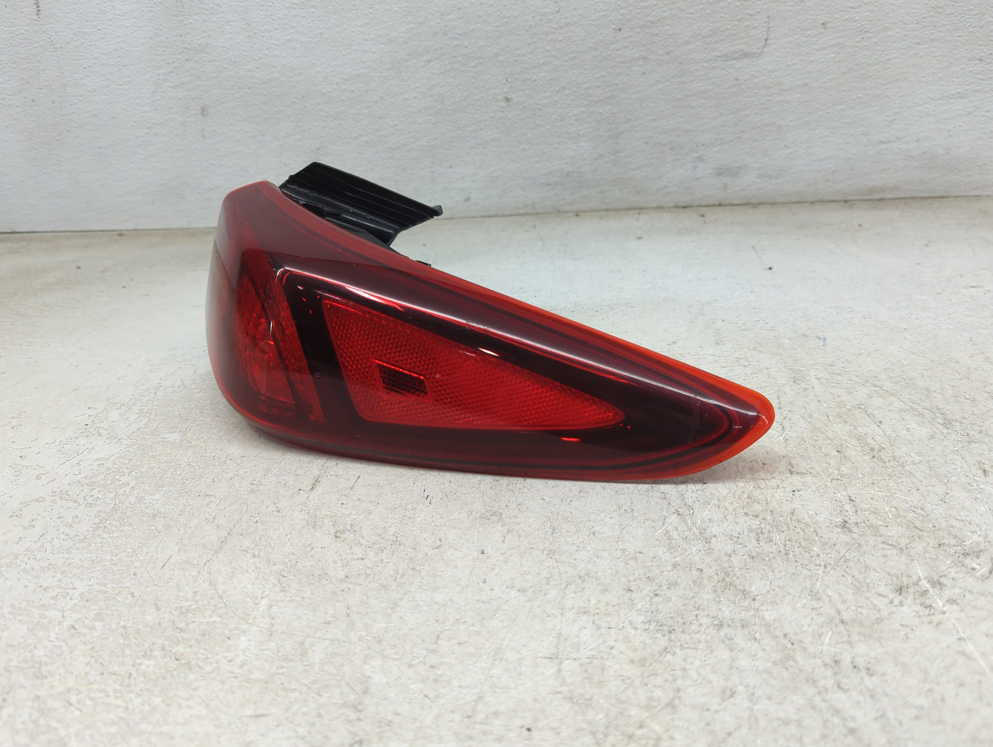 2022 Hyundai Kona Tail Light Assembly Passenger Right OEM P/N:92402J9510 92402-J95, 92402-J96, 92402-J951, 92402-J961 Fits O