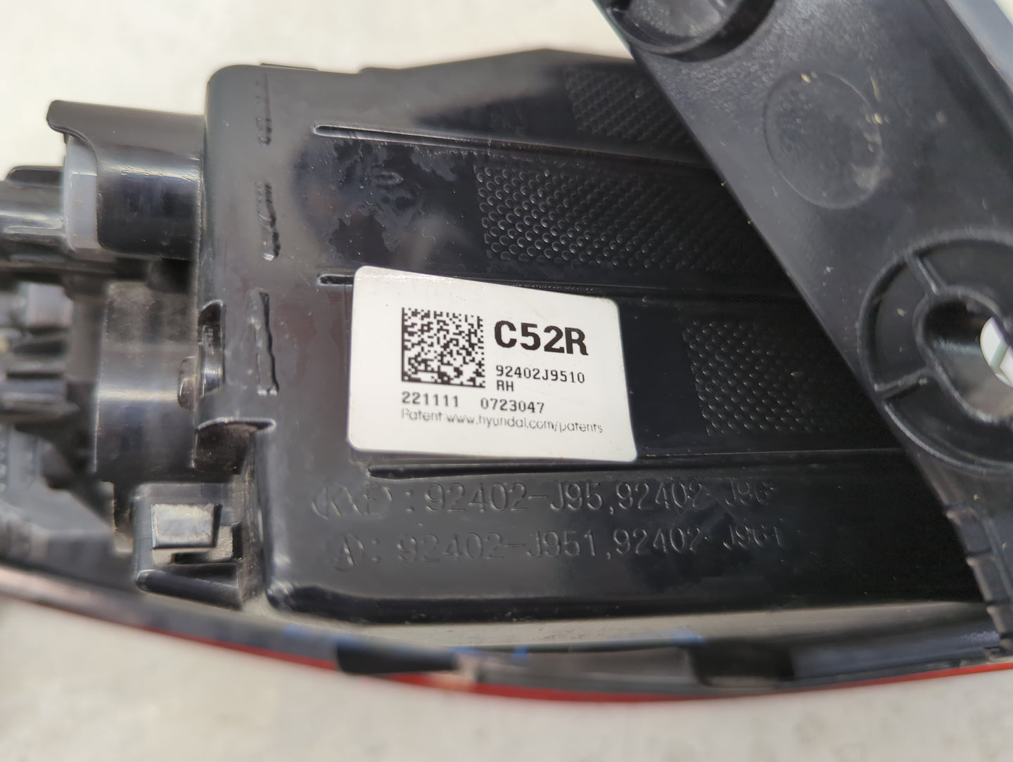 2022 Hyundai Kona Tail Light Assembly Passenger Right OEM P/N:92402J9510 92402-J95, 92402-J96, 92402-J951, 92402-J961 Fits O