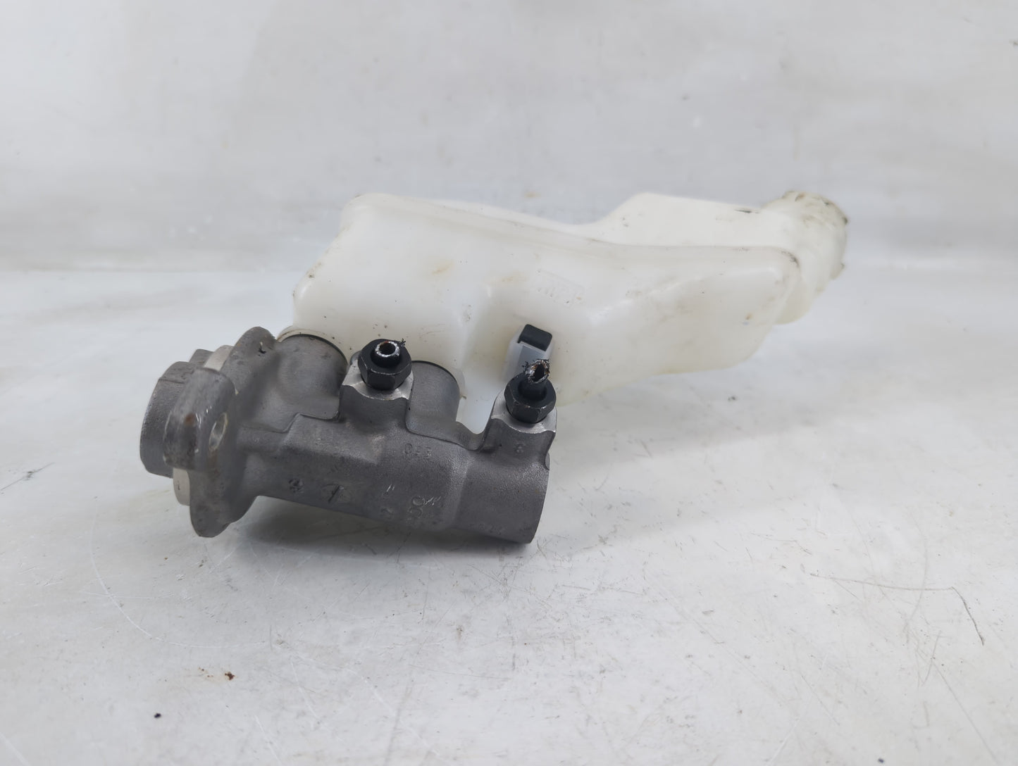2023 Hyundai Santa Cruz Brake Master Cylinder 1198895 - Oemusedautoparts1.com