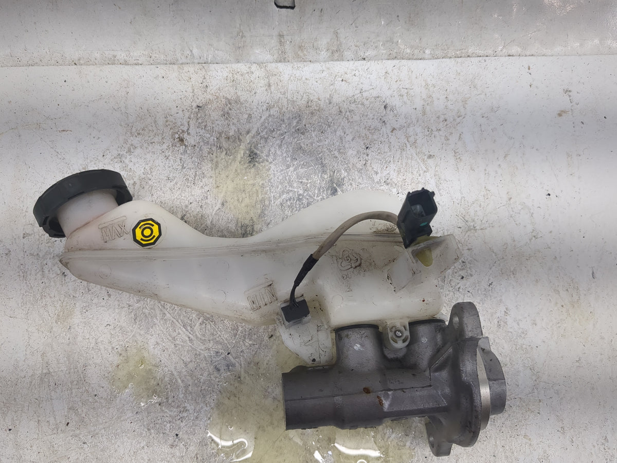 2021-2021 Hyundai Santa Fe Brake Master Cylinder 1496753 - Oemusedautoparts1.com
