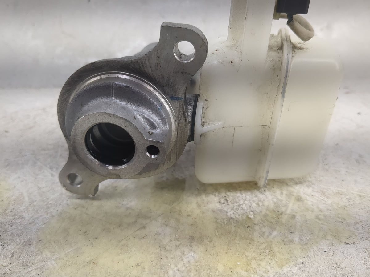 2021-2021 Hyundai Santa Fe Brake Master Cylinder 1496753 - Oemusedautoparts1.com