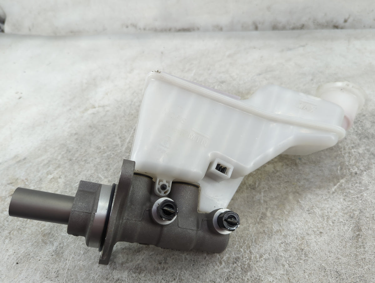 2022-2022 Hyundai Tucson Brake Master Cylinder 1511895 - Oemusedautoparts1.com
