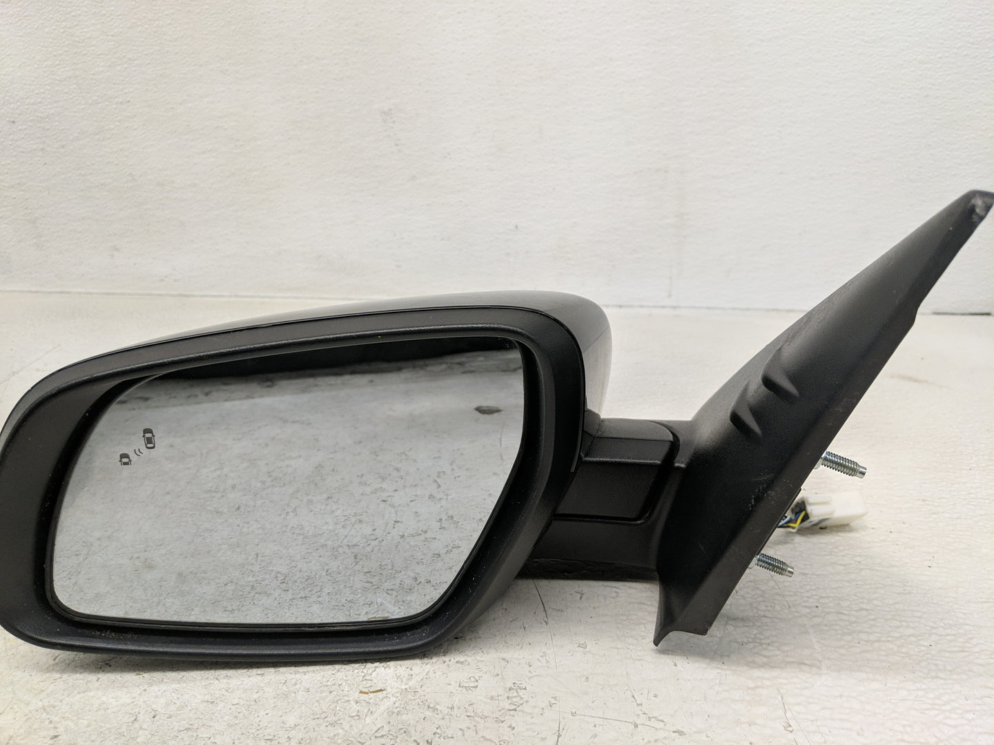 2020 Hyundai Venue Driver Side View Mirror - Left Door Mirror OEM Used - Oemusedautoparts1.com