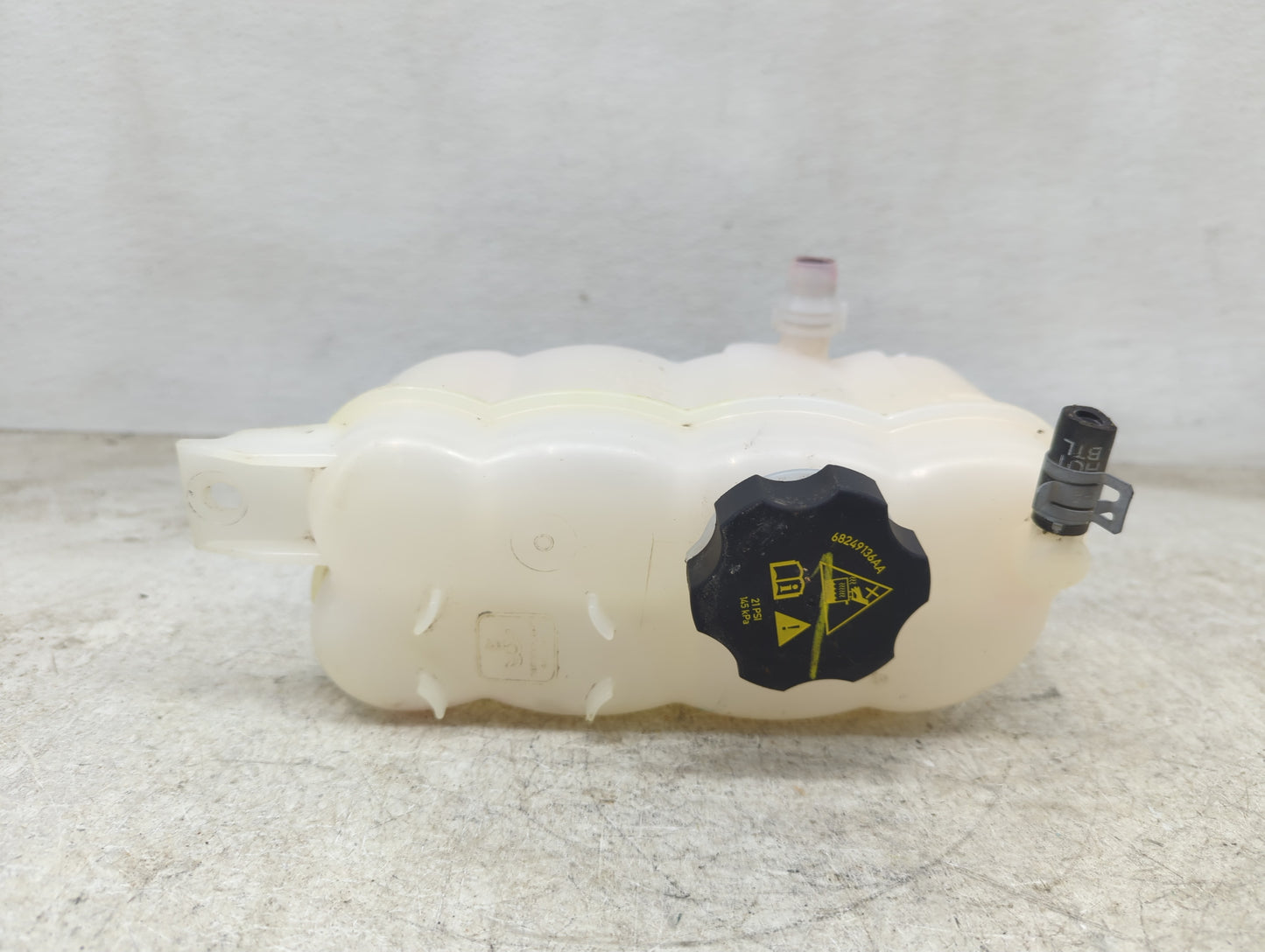 2021 Jeep Grand Cherokee Radiator Coolant Overflow Expansion Tank Bottle 1449281 - Oemusedautoparts1.com