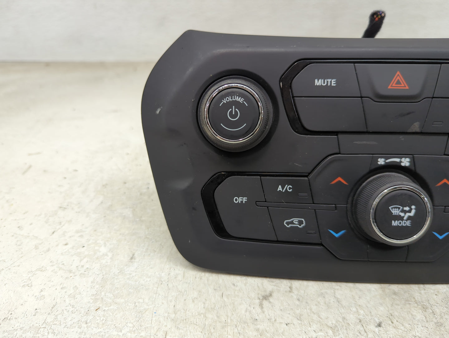 2023 Jeep Renegade Climate Control Module Temperature AC/Heater Replacement P/N:07357677860 440000489D Fits OEM Used Auto Pa