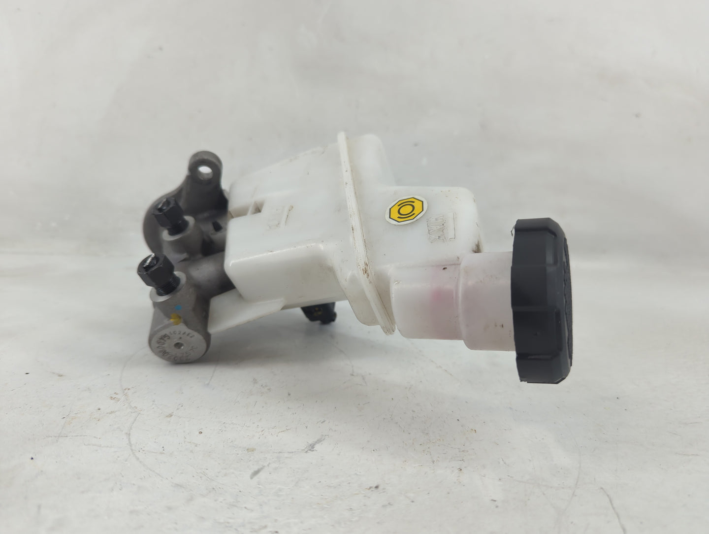 2021-2021 Kia K5 Brake Master Cylinder 1198840 - Oemusedautoparts1.com