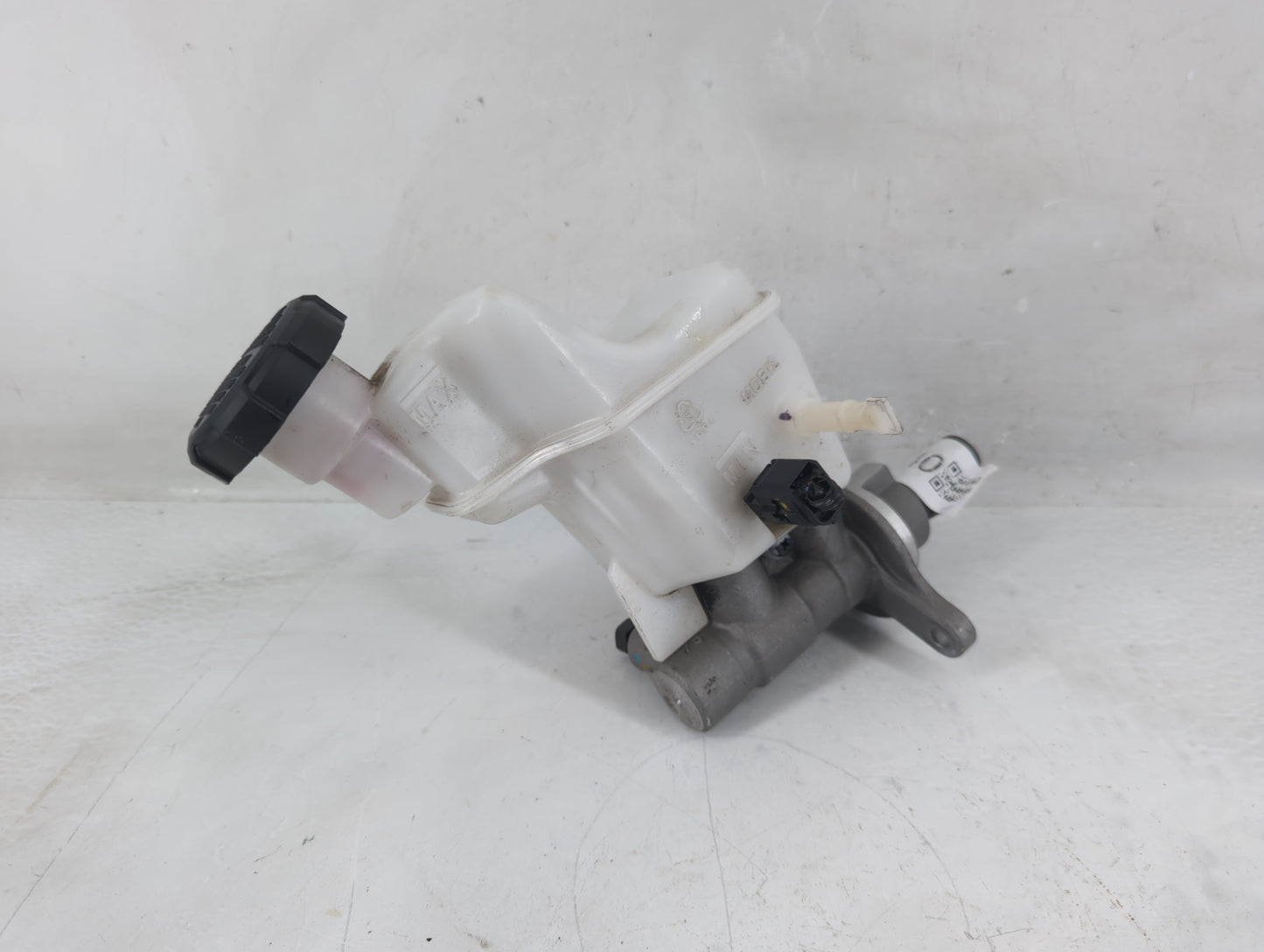 2021-2021 Kia K5 Brake Master Cylinder 1198840 - Oemusedautoparts1.com