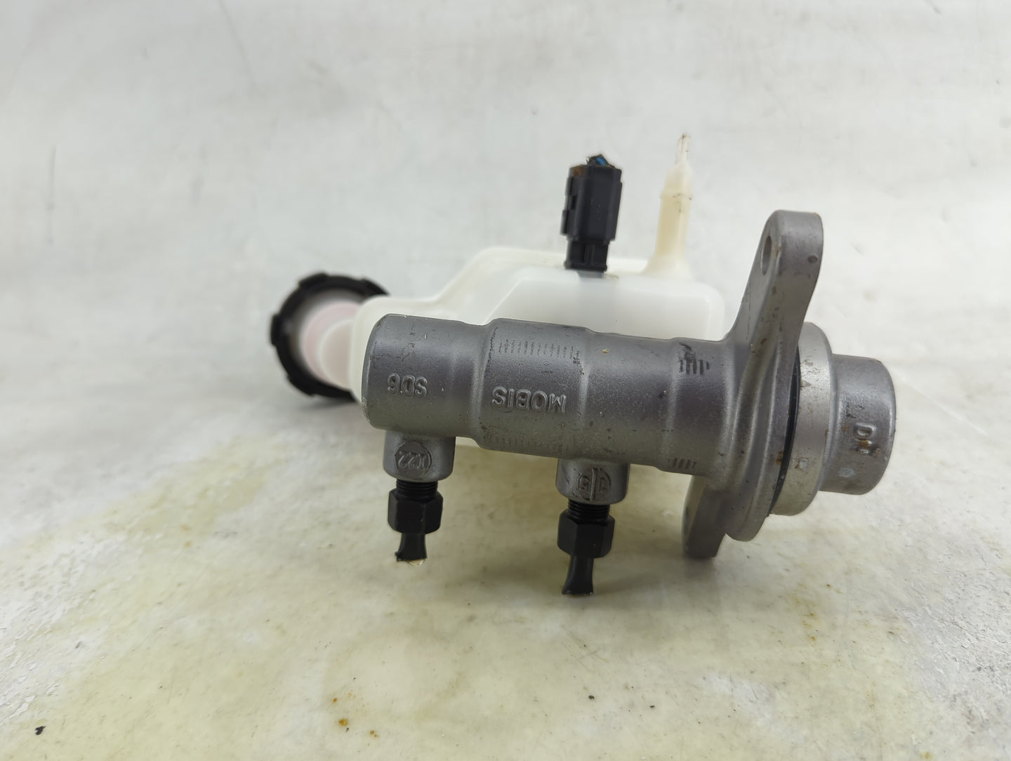 2021-2021 Kia K5 Brake Master Cylinder 1490576 - Oemusedautoparts1.com