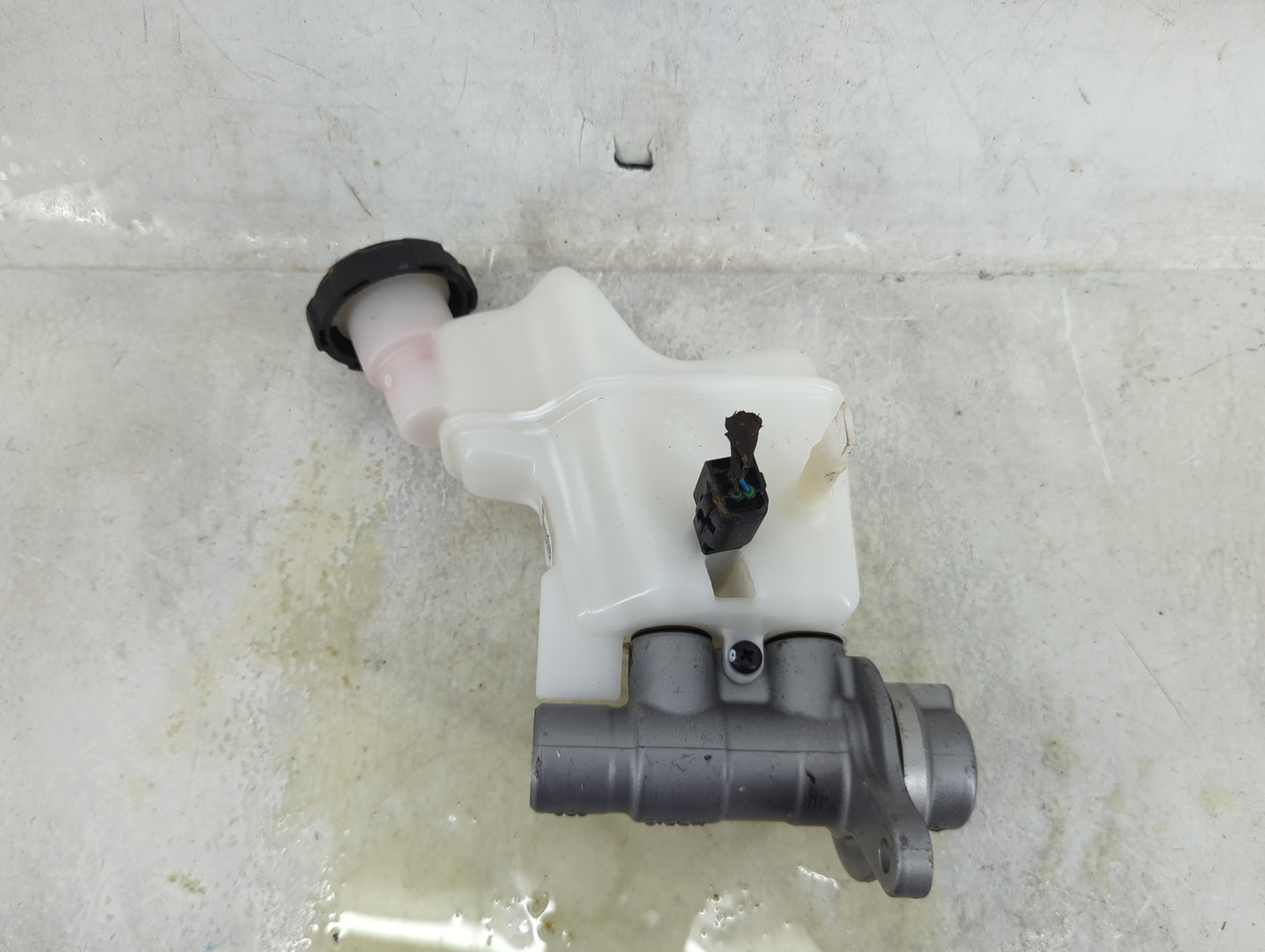 2021-2021 Kia K5 Brake Master Cylinder 1490576 - Oemusedautoparts1.com