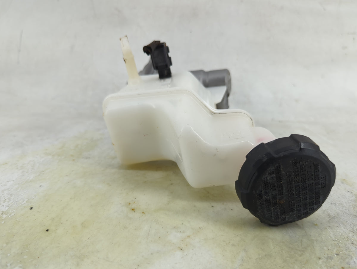 2021-2021 Kia K5 Brake Master Cylinder 1490576 - Oemusedautoparts1.com