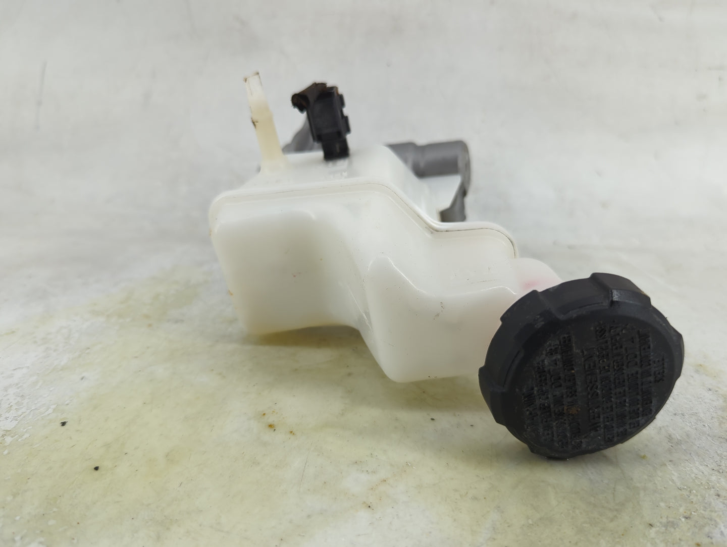 2021-2021 Kia K5 Brake Master Cylinder 1490576 - Oemusedautoparts1.com