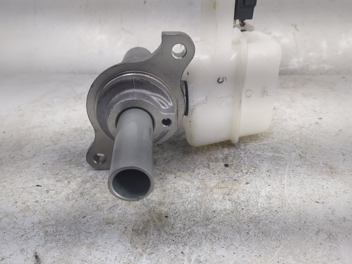 2020-2020 Kia Rio Brake Master Cylinder 1497033 - Oemusedautoparts1.com