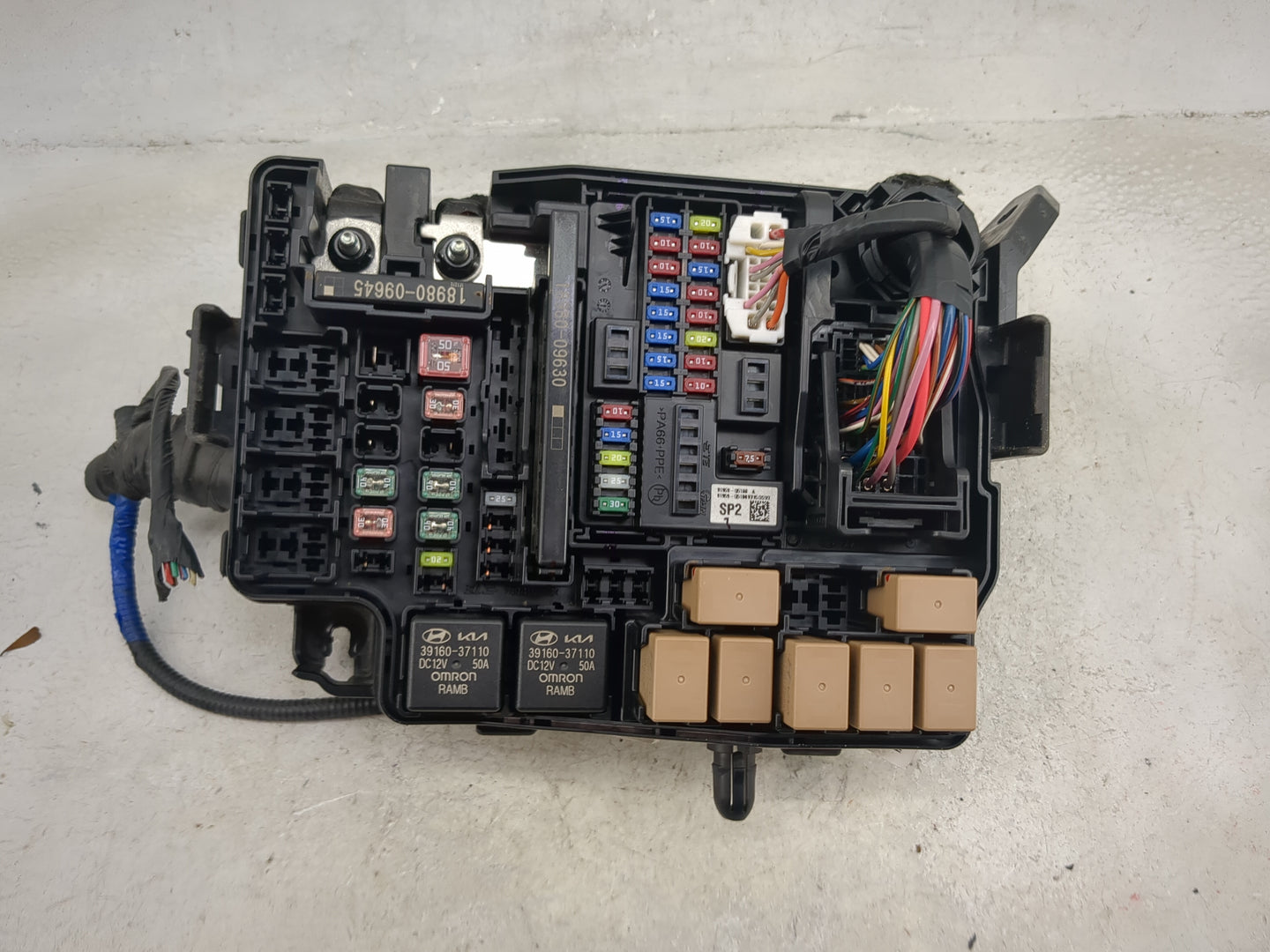2021-2022 Kia Seltos Fusebox Fuse Box Panel Relay Module P/N:91956-Q5020 18980-09645, 18980-09630, 39160-37110 Fits Fits 202