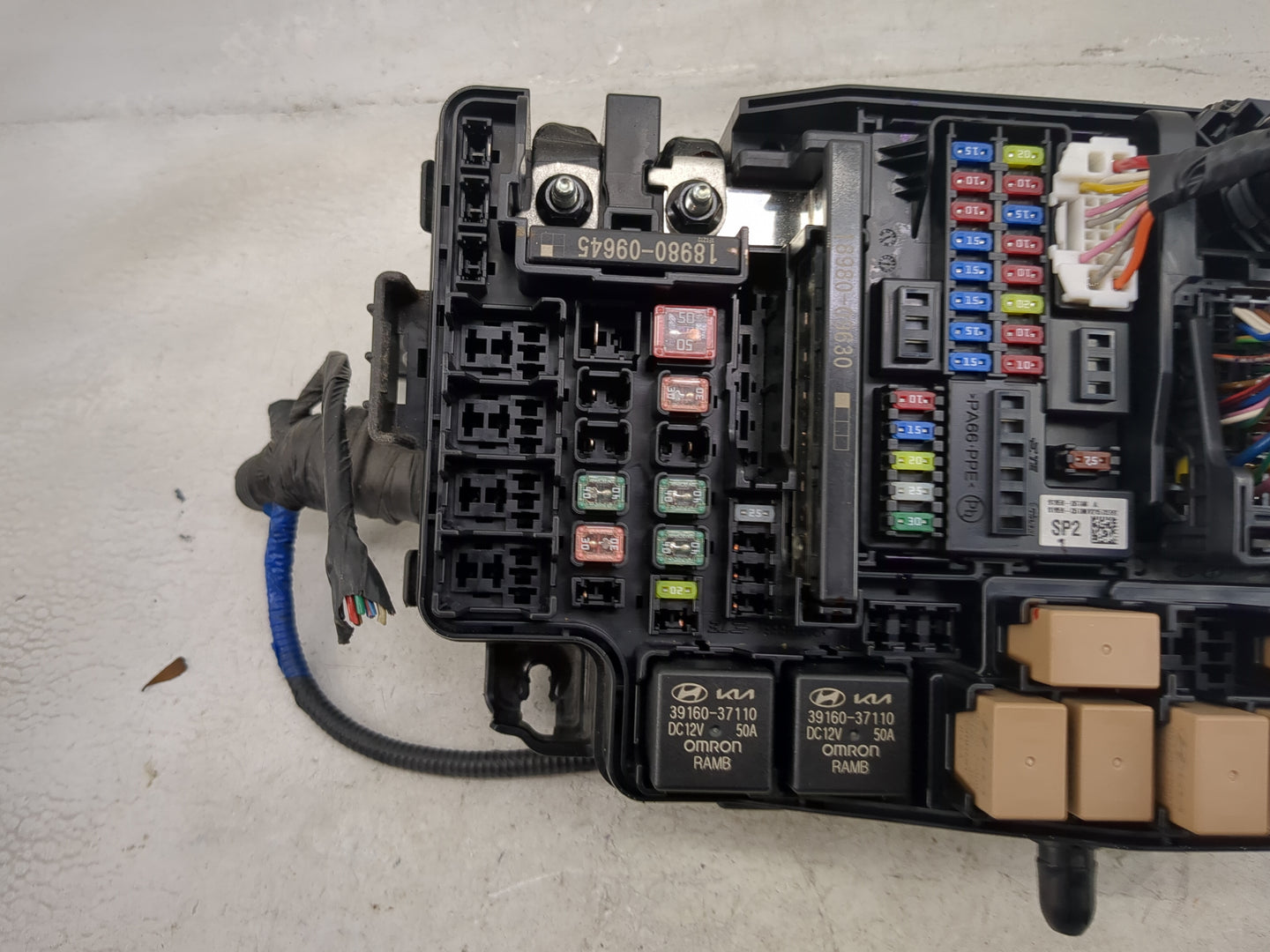 2021-2022 Kia Seltos Fusebox Fuse Box Panel Relay Module P/N:91956-Q5020 18980-09645, 18980-09630, 39160-37110 Fits Fits 202