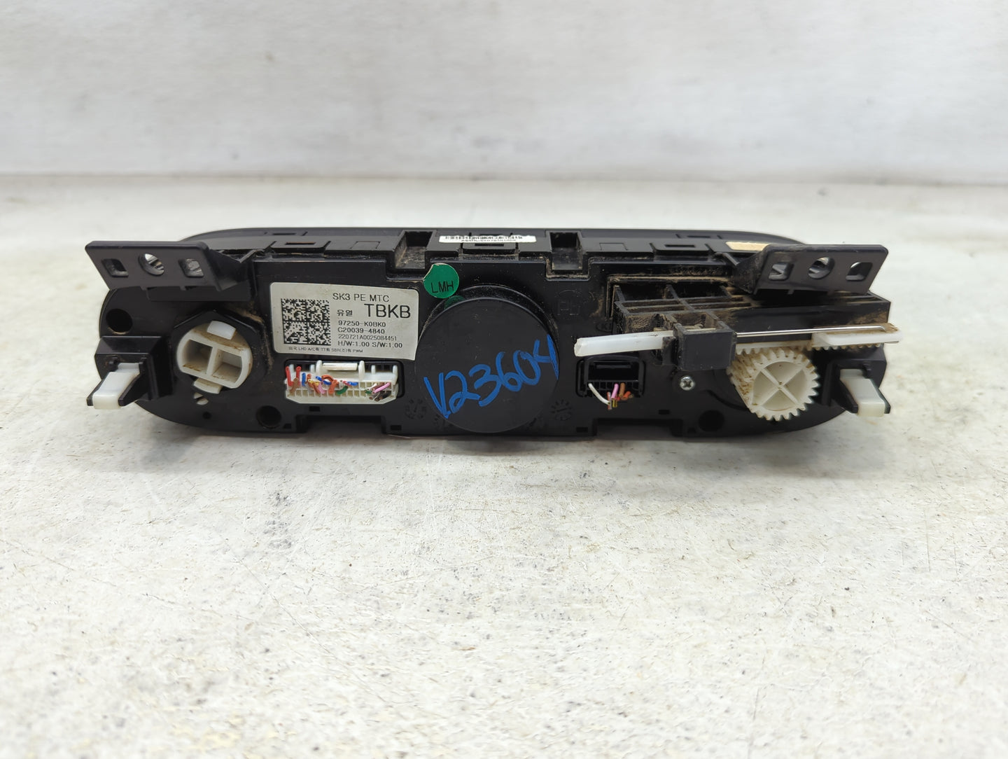 2023 Kia Soul Climate Control Module Temperature AC/Heater Replacement P/N:C20039-4840 97250-K0BK0 Fits OEM Used Auto Parts 