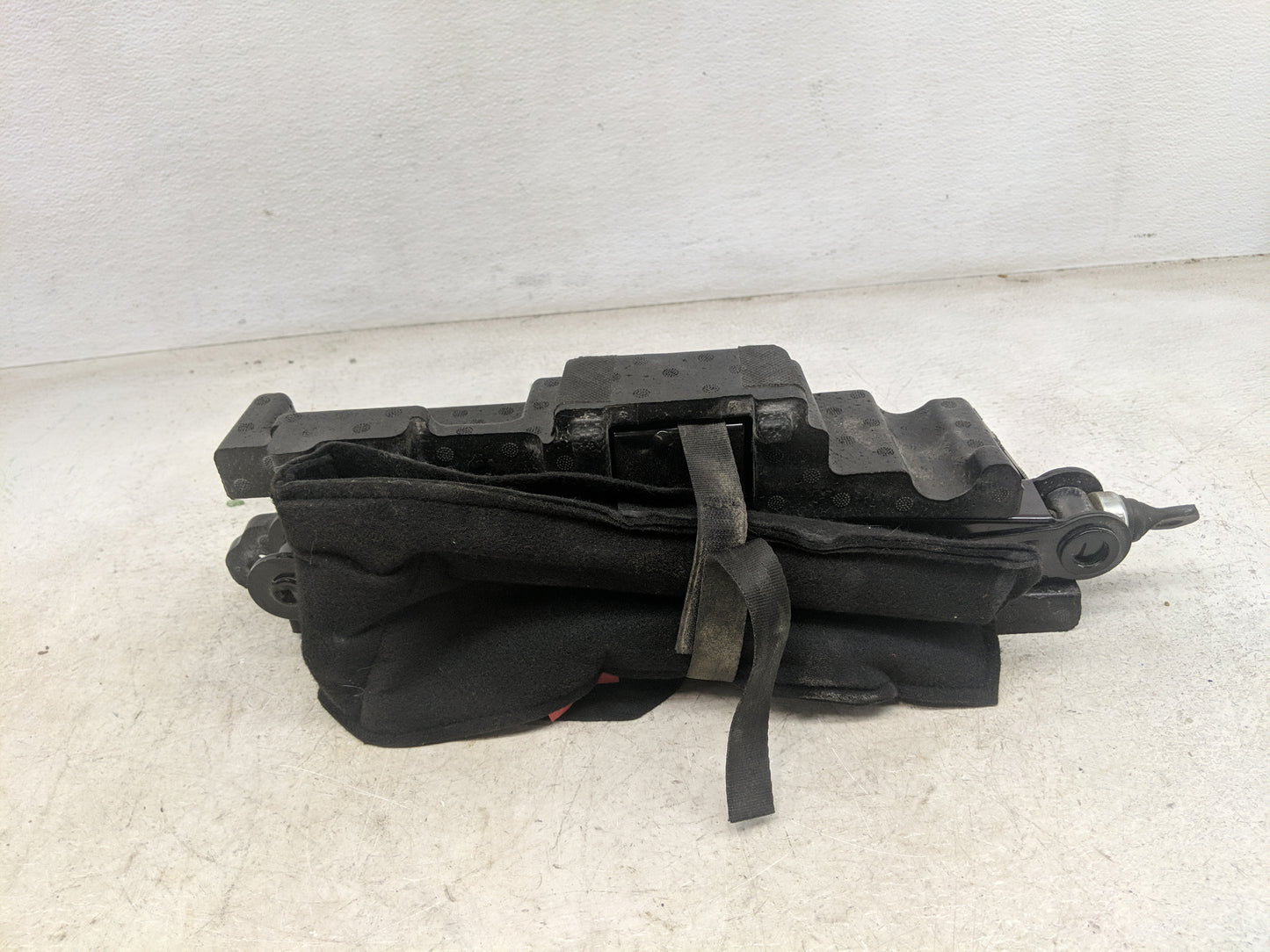 2023 Kia Telluride Spare Scissor Car Jack - Oemusedautoparts1.com