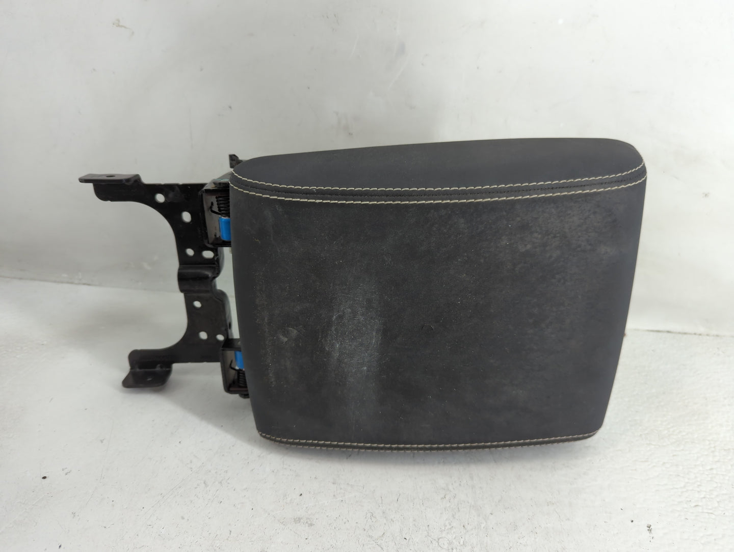 2023 Land Rover Discovery Sport Center Console Armrest Cover Lid P/N:L0276667AD Fits OEM Used Auto Parts - Oemusedautoparts1