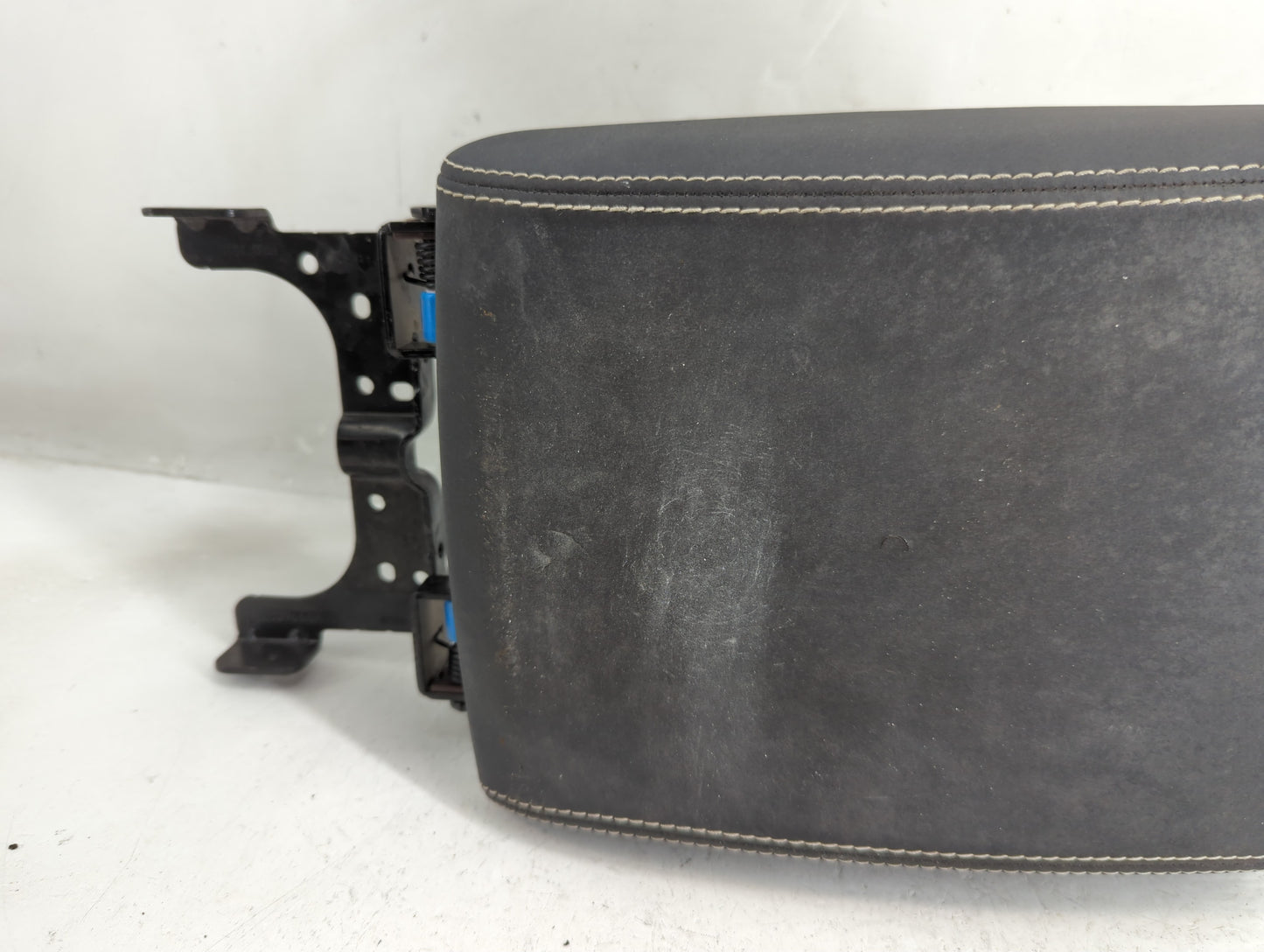 2023 Land Rover Discovery Sport Center Console Armrest Cover Lid P/N:L0276667AD Fits OEM Used Auto Parts - Oemusedautoparts1