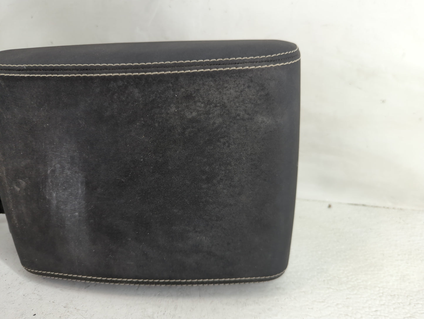 2023 Land Rover Discovery Sport Center Console Armrest Cover Lid P/N:L0276667AD Fits OEM Used Auto Parts - Oemusedautoparts1