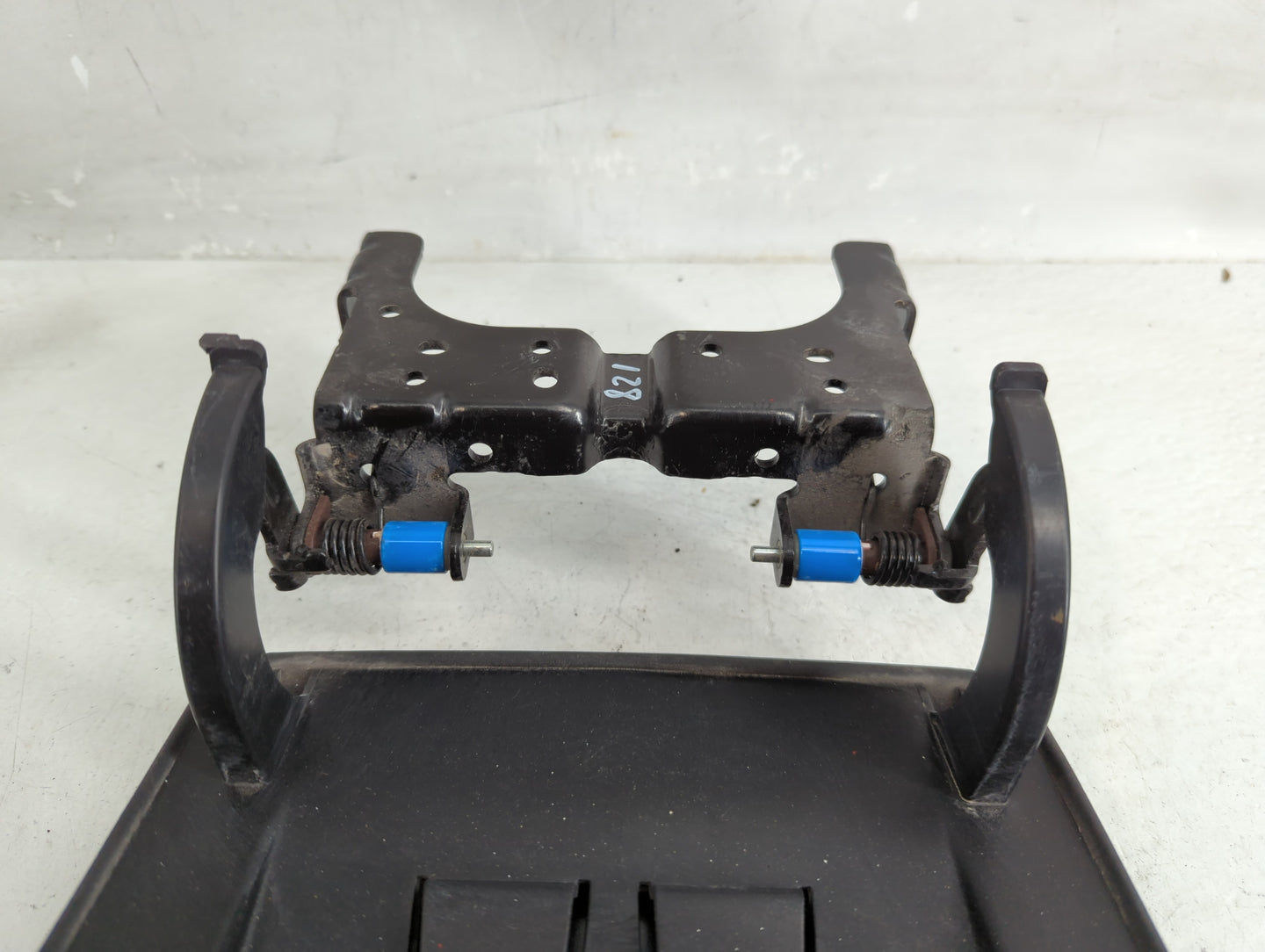 2023 Land Rover Discovery Sport Center Console Armrest Cover Lid P/N:L0276667AD Fits OEM Used Auto Parts - Oemusedautoparts1
