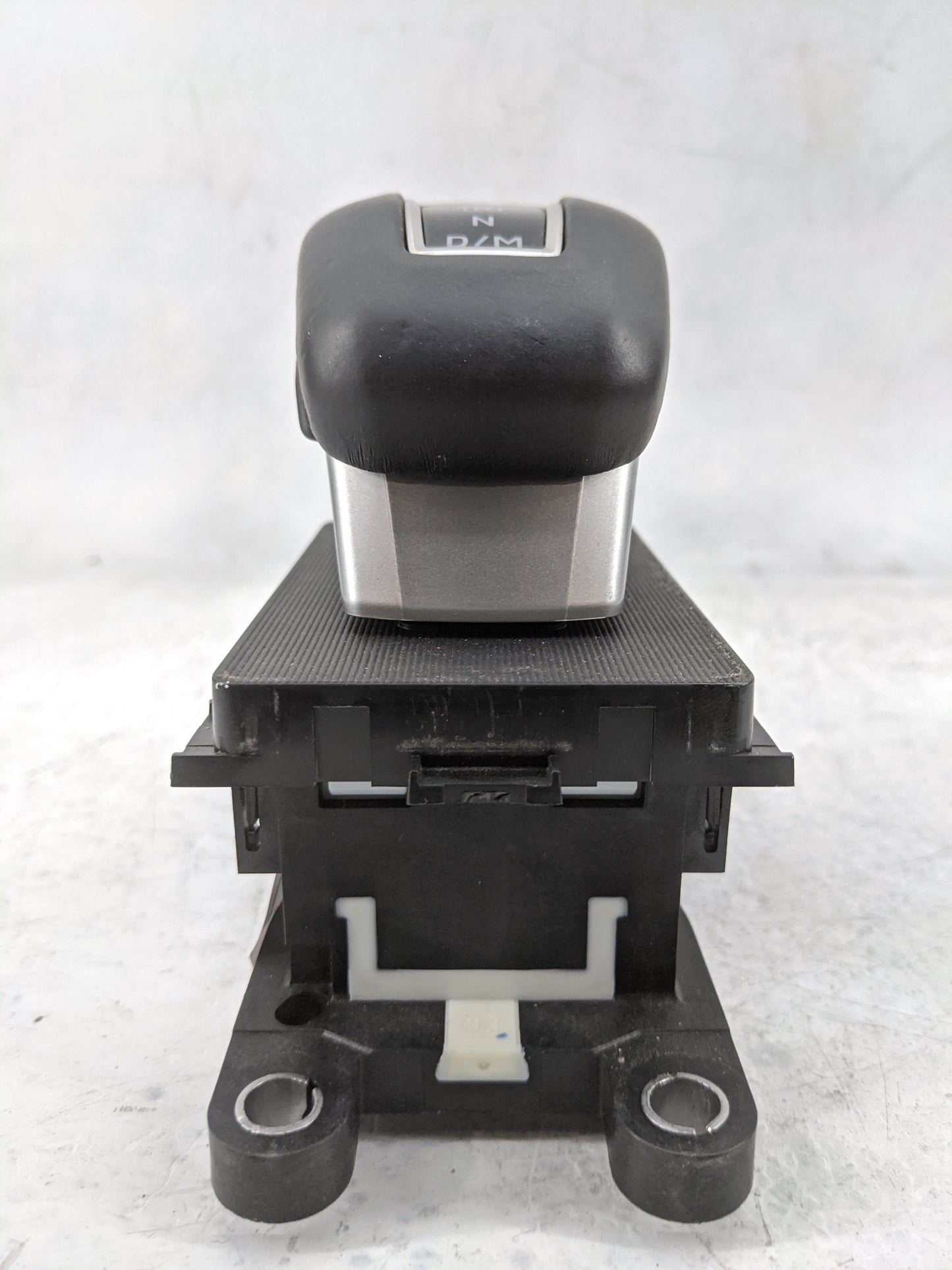 2023 Mitsubishi Outlander Floor Console Assembly Shifter - Oemusedautoparts1.com