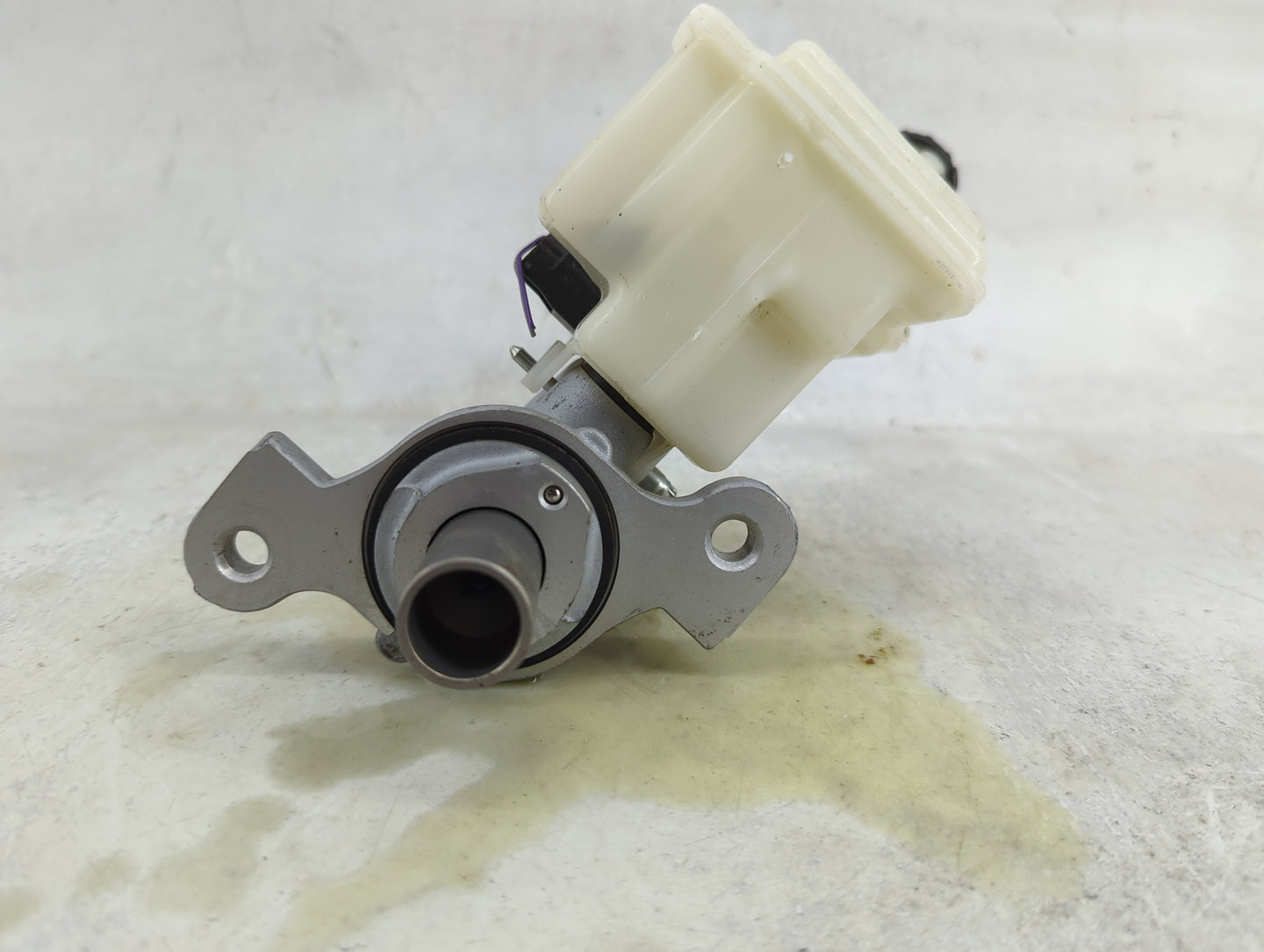 2021-2021 Nissan Kicks Brake Master Cylinder 1490581 - Oemusedautoparts1.com