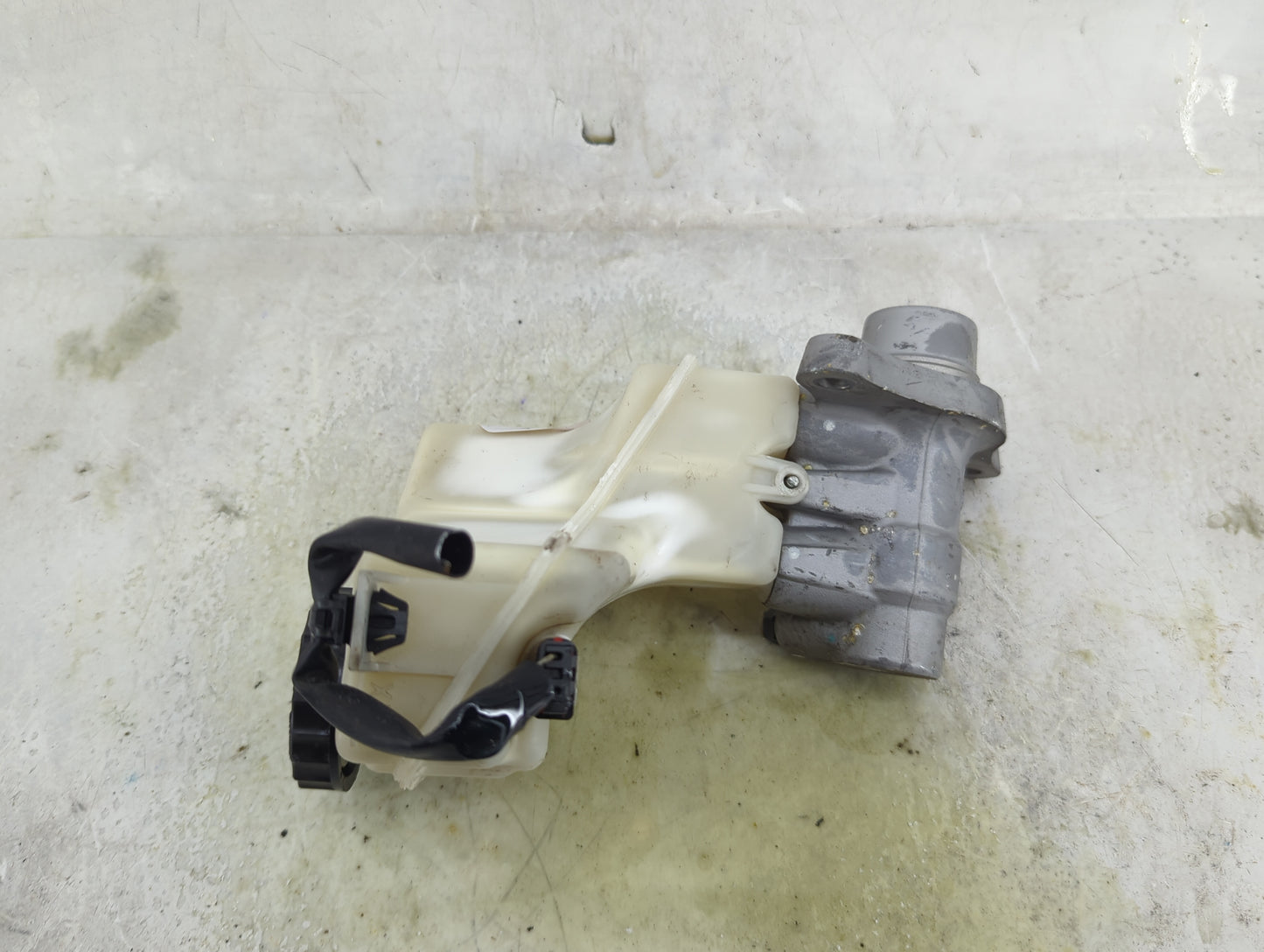 2016-2021 Nissan Maxima Brake Master Cylinder 1490653 - Oemusedautoparts1.com