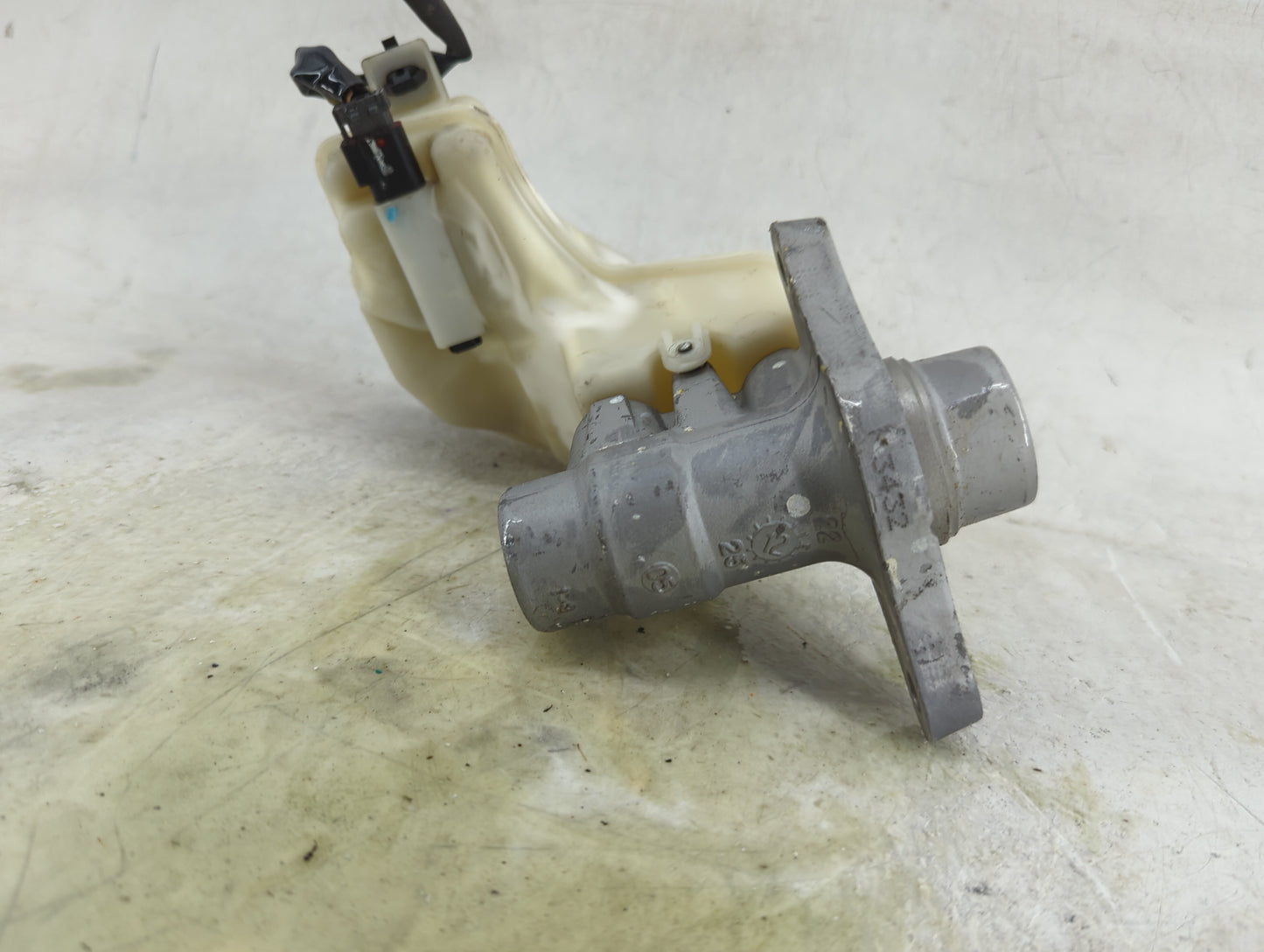 2016-2021 Nissan Maxima Brake Master Cylinder 1490653 - Oemusedautoparts1.com