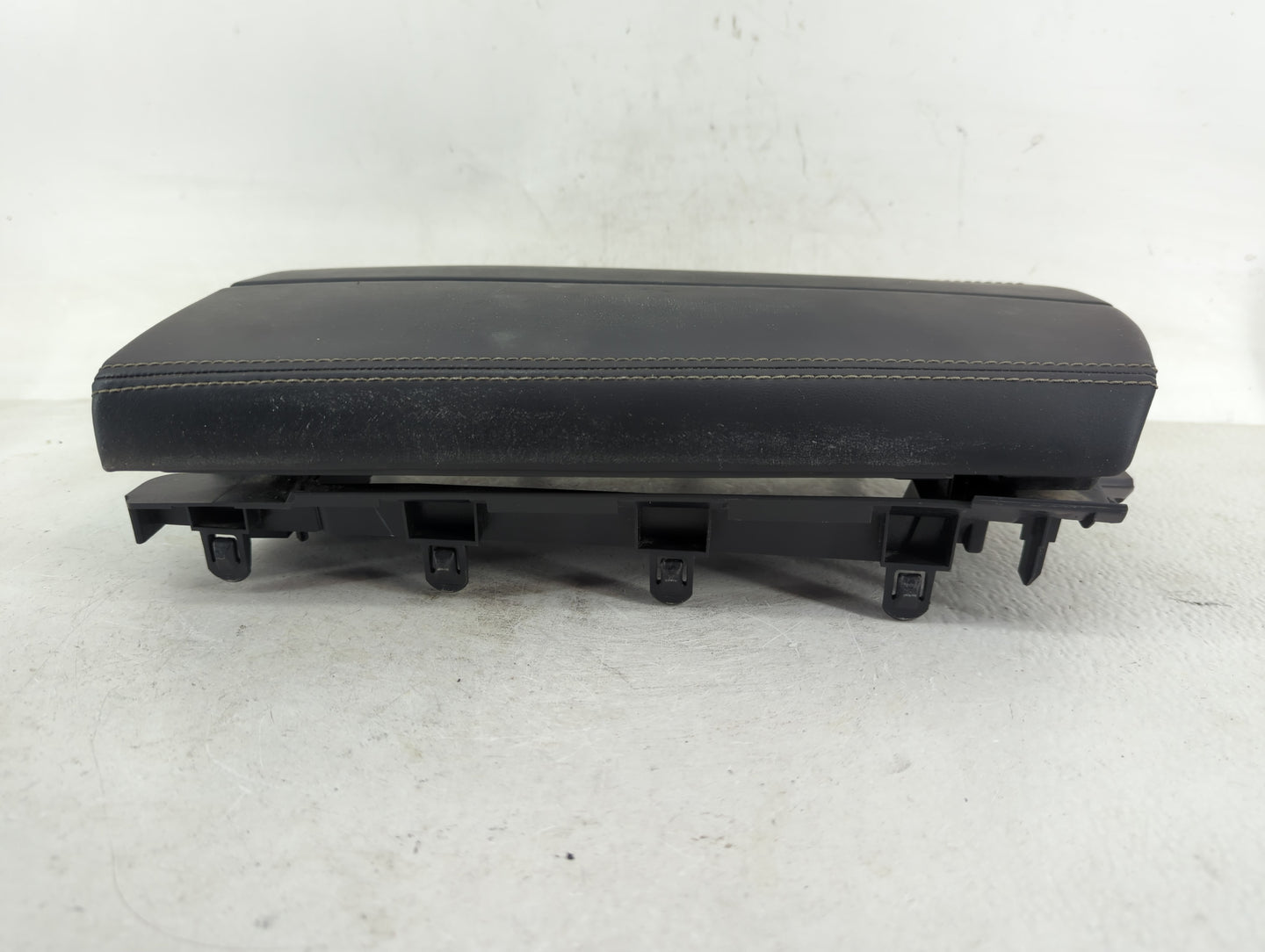 2023 Nissan Rogue Center Console Armrest Cover Lid P/N:969206RB3A Fits OEM Used Auto Parts - Oemusedautoparts1.com