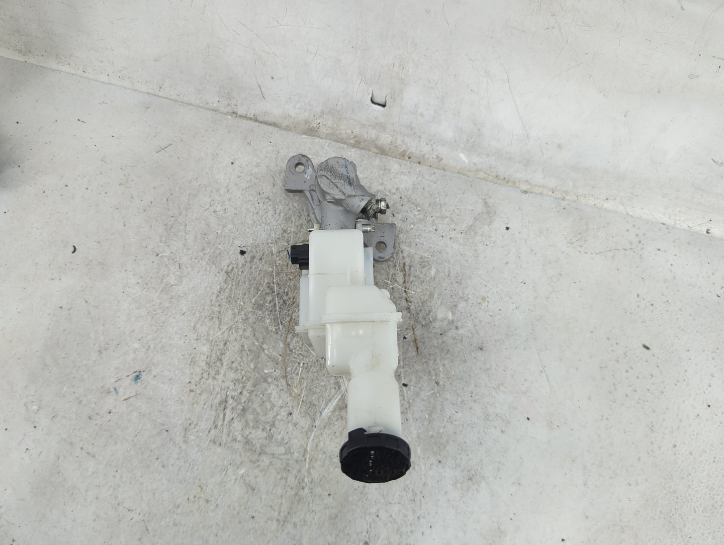 2020-2022 Nissan Versa Brake Master Cylinder 1490869 - Oemusedautoparts1.com
