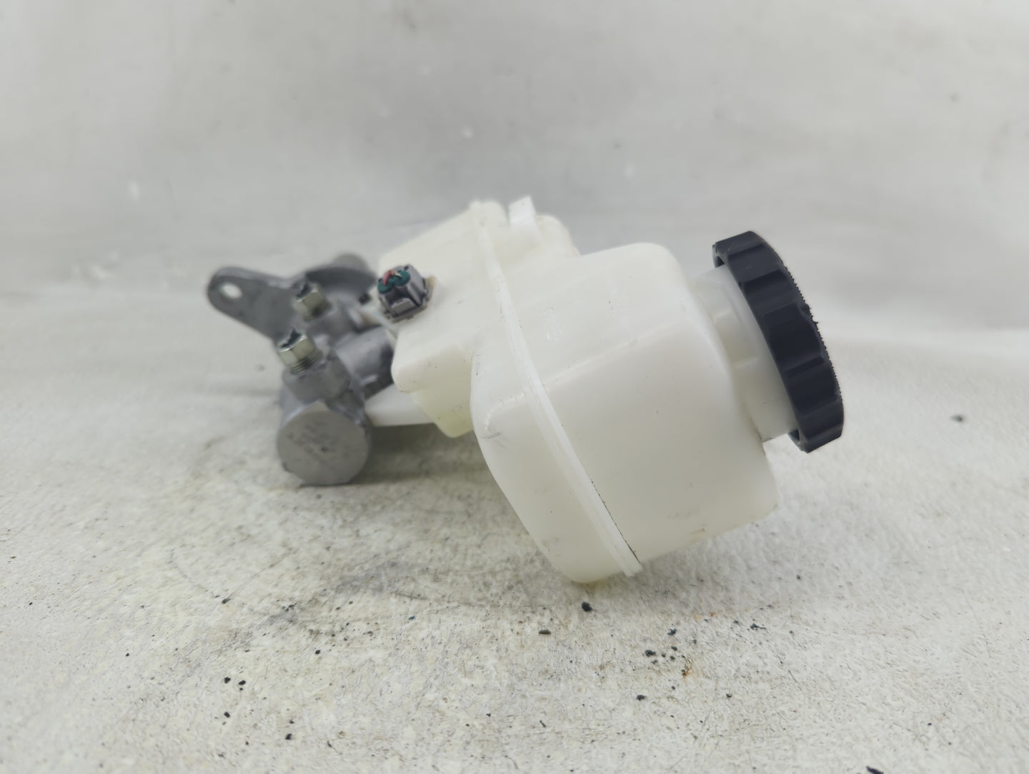2019-2022 Toyota Corolla Brake Master Cylinder 1290502 - Oemusedautoparts1.com
