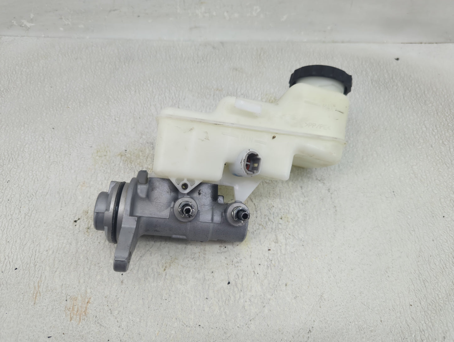 2019-2022 Toyota Corolla Brake Master Cylinder 1290520 - Oemusedautoparts1.com