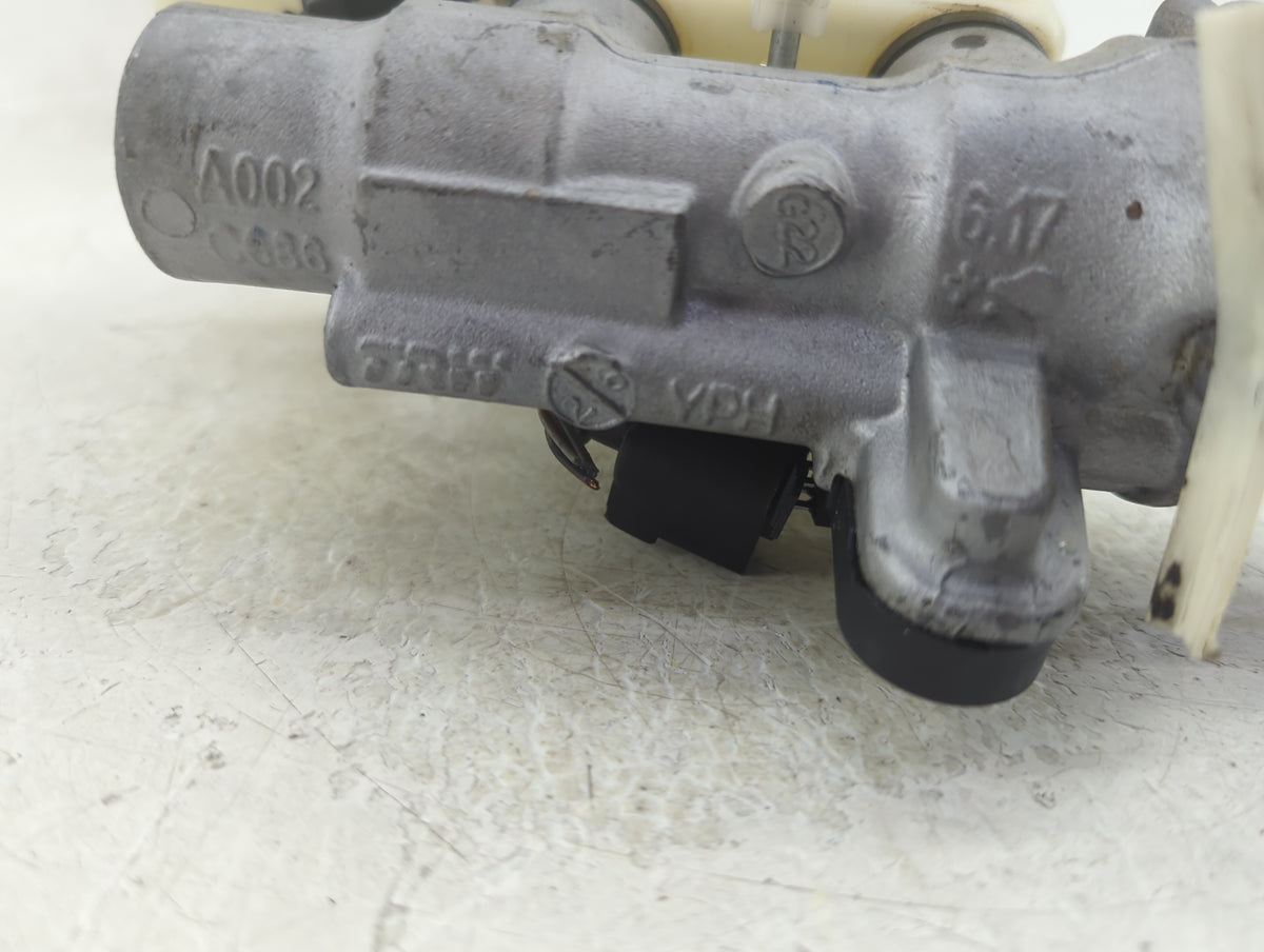 Volkswagen Atlas Brake Master Cylinder 1383243 - Oemusedautoparts1.com