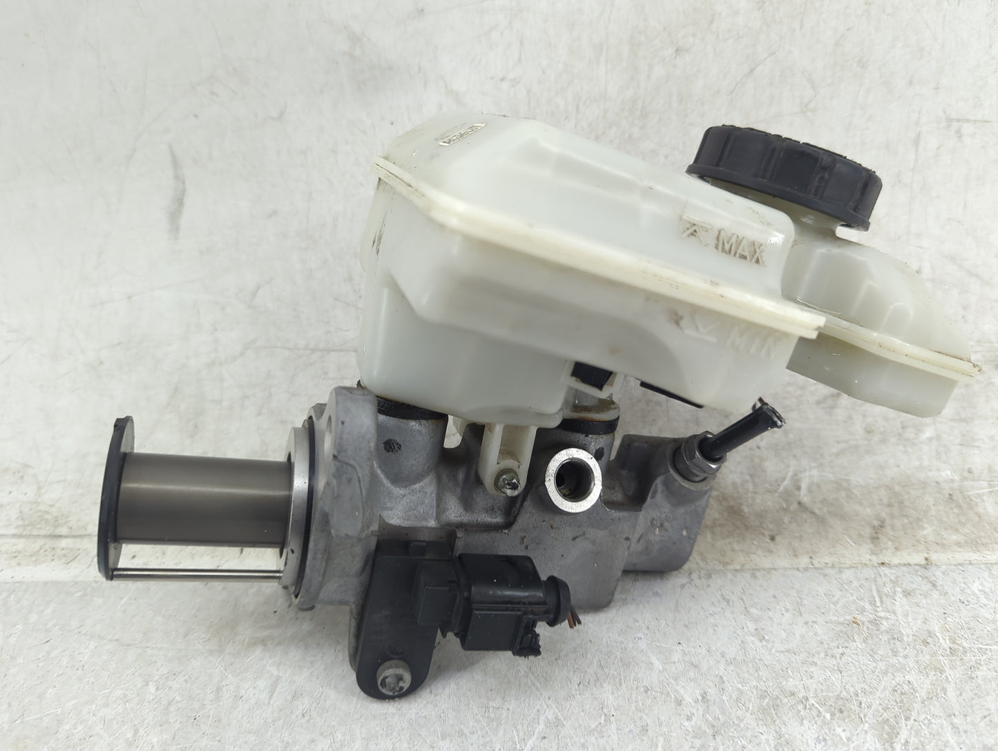 Volkswagen Atlas Brake Master Cylinder 1451395 - Oemusedautoparts1.com