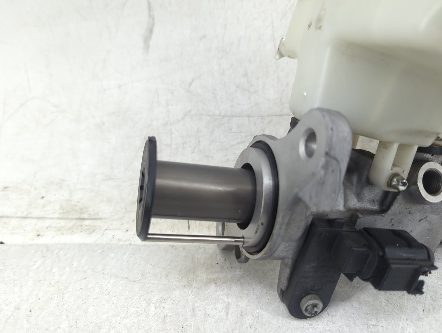 Volkswagen Atlas Brake Master Cylinder 1451395 - Oemusedautoparts1.com