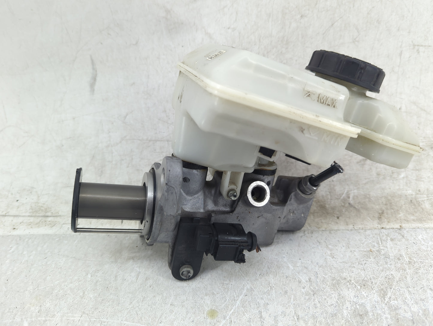 Volkswagen Atlas Brake Master Cylinder 1451395 - Oemusedautoparts1.com