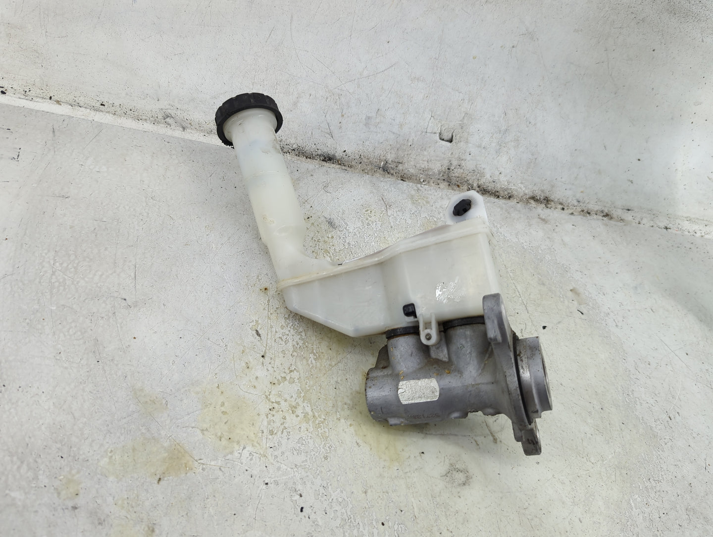 Volkswagen Atlas Brake Master Cylinder 1492392 - Oemusedautoparts1.com