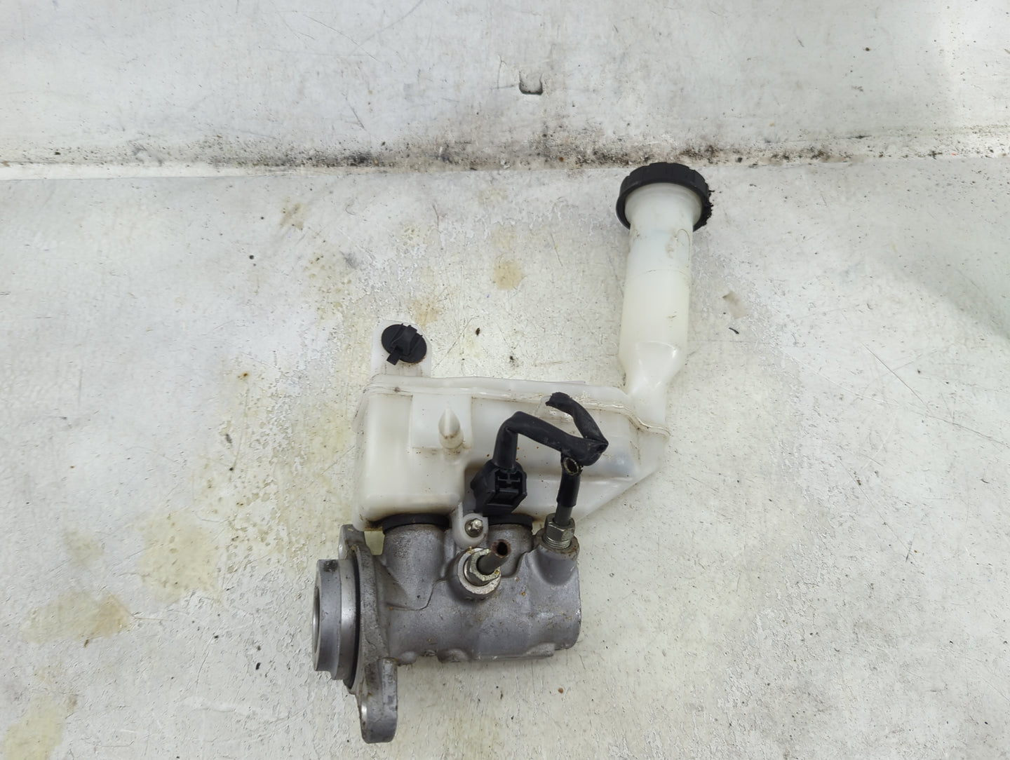 Volkswagen Atlas Brake Master Cylinder 1492392 - Oemusedautoparts1.com