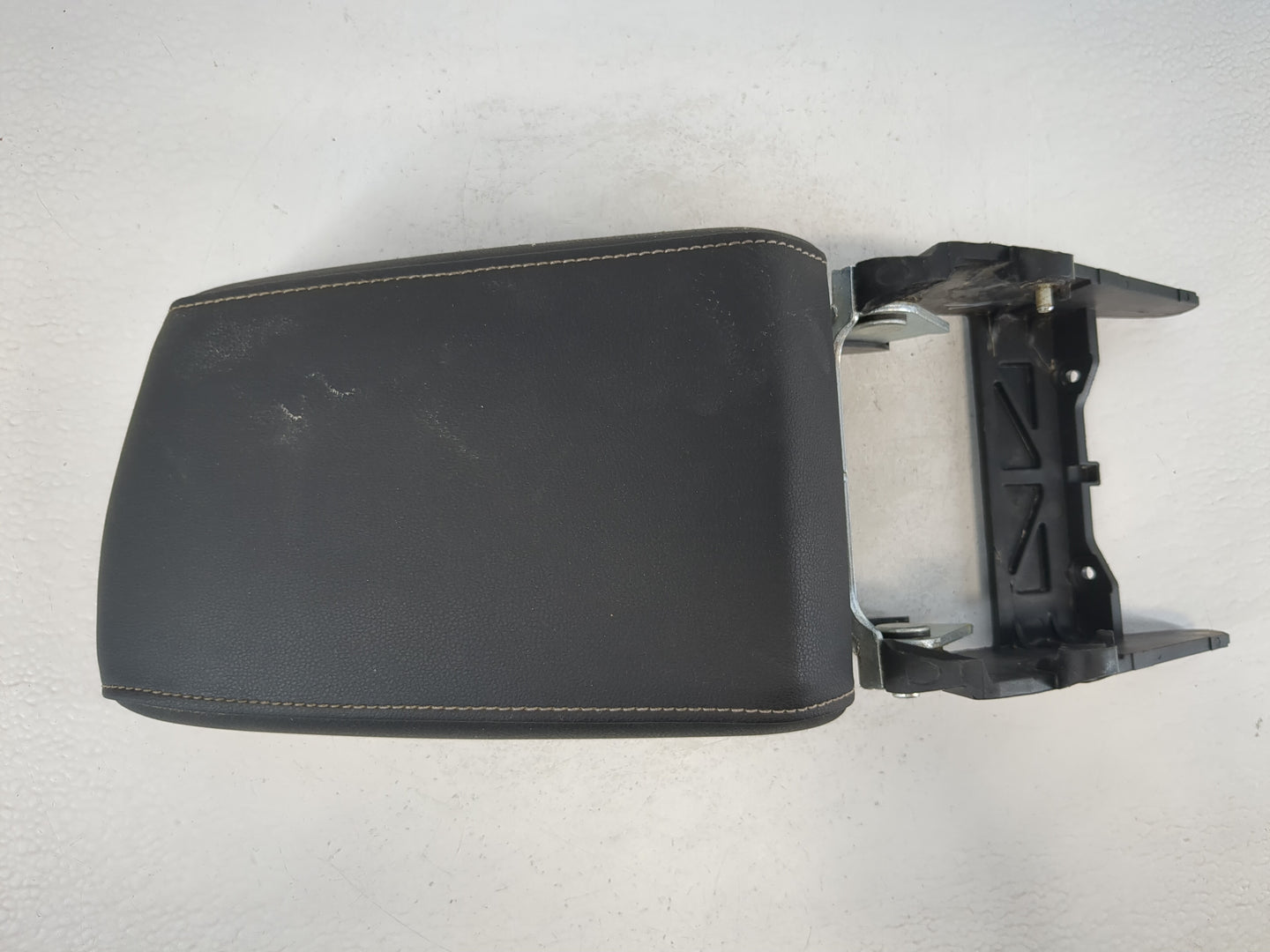 2020-2022 Volkswagen Tiguan Center Console Armrest Cover Lid Fits Fits 2020 2021 2022 OEM Used Auto Parts - Oemusedautoparts