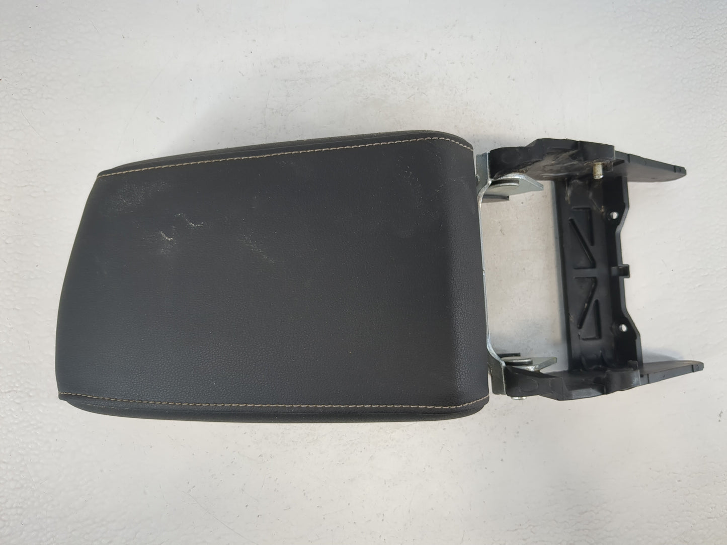 2020-2022 Volkswagen Tiguan Center Console Armrest Cover Lid Fits Fits 2020 2021 2022 OEM Used Auto Parts - Oemusedautoparts