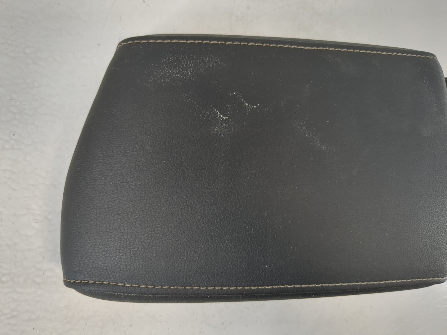 2020-2022 Volkswagen Tiguan Center Console Armrest Cover Lid Fits Fits 2020 2021 2022 OEM Used Auto Parts - Oemusedautoparts