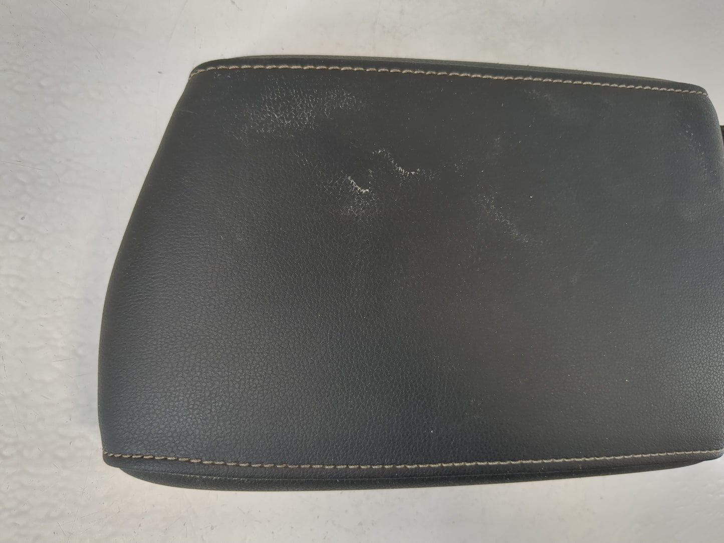 2020-2022 Volkswagen Tiguan Center Console Armrest Cover Lid Fits Fits 2020 2021 2022 OEM Used Auto Parts - Oemusedautoparts