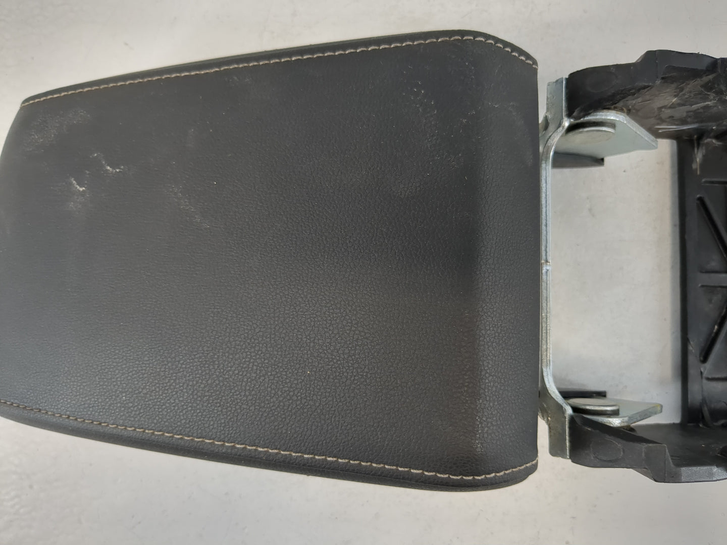 2020-2022 Volkswagen Tiguan Center Console Armrest Cover Lid Fits Fits 2020 2021 2022 OEM Used Auto Parts - Oemusedautoparts